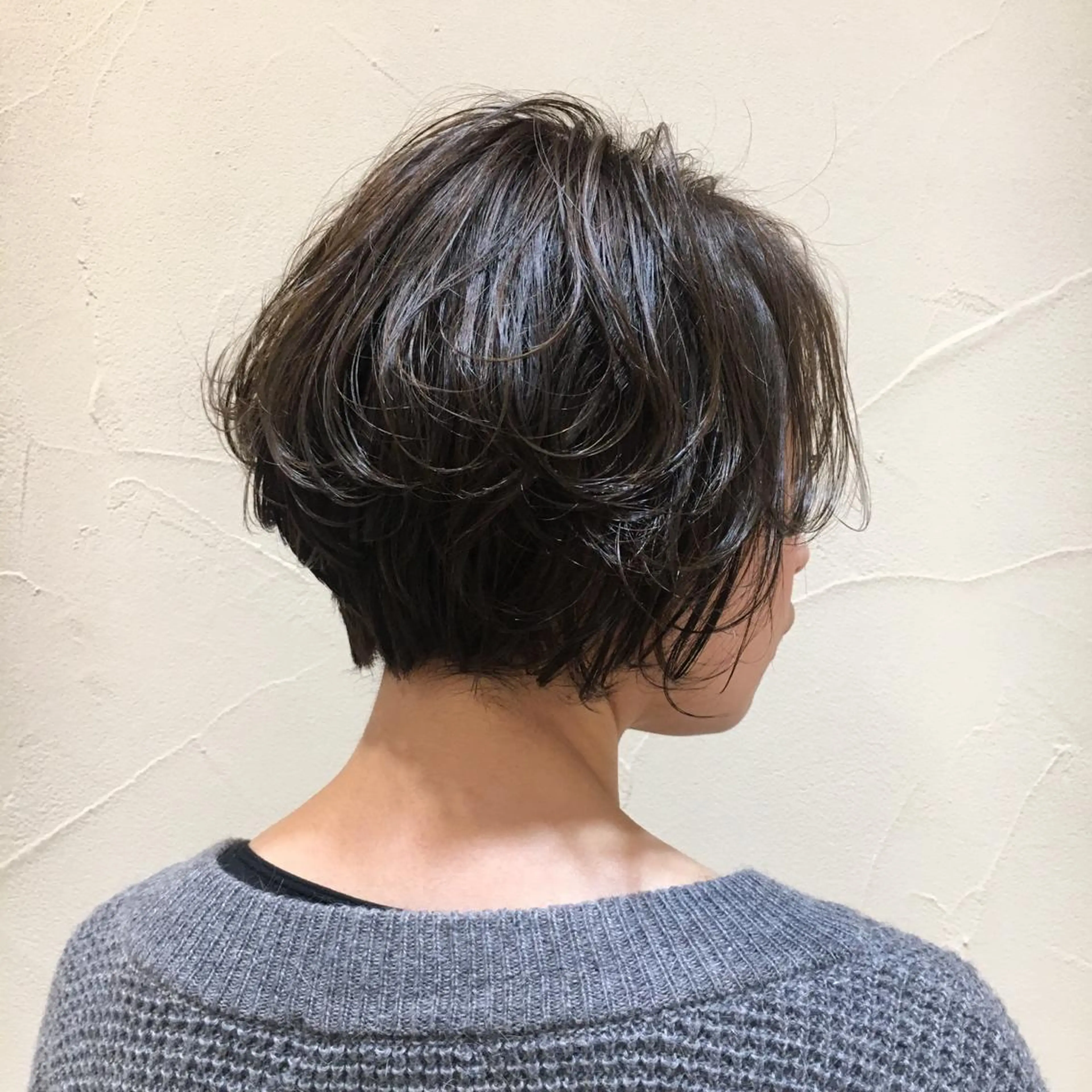 ショート カラー パーマ ミドウチ アヤカのヘアスタイル