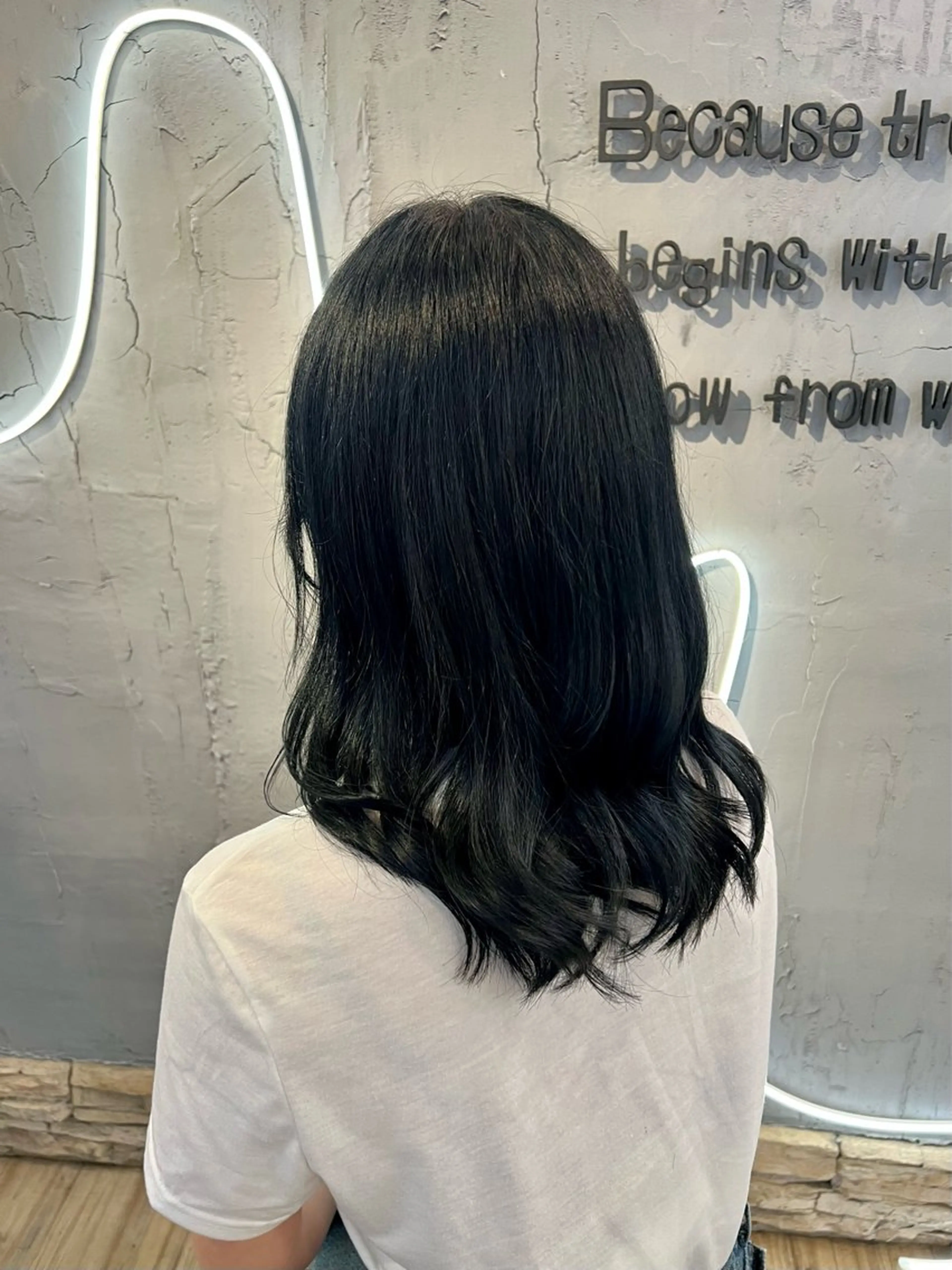 ミディアム カラー 黒髪 ブルーカラー ブルーブラック 透明感カラー いぐちしょうた🫧 VISAGEbaskのヘアスタイル