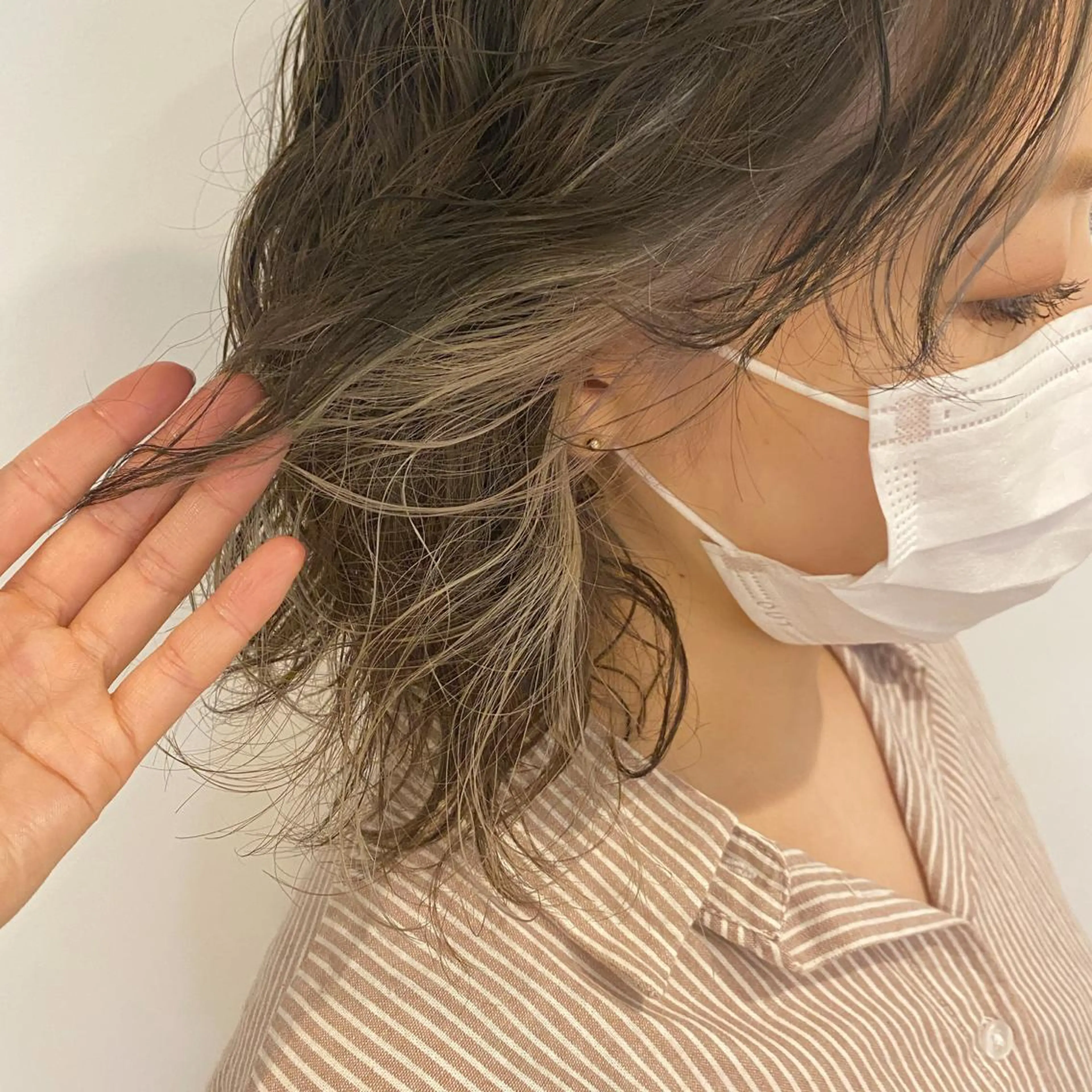 ミディアム カラー ベージュカラー インナーカラー H梅田 / 811 堀本菜奈のヘアスタイル