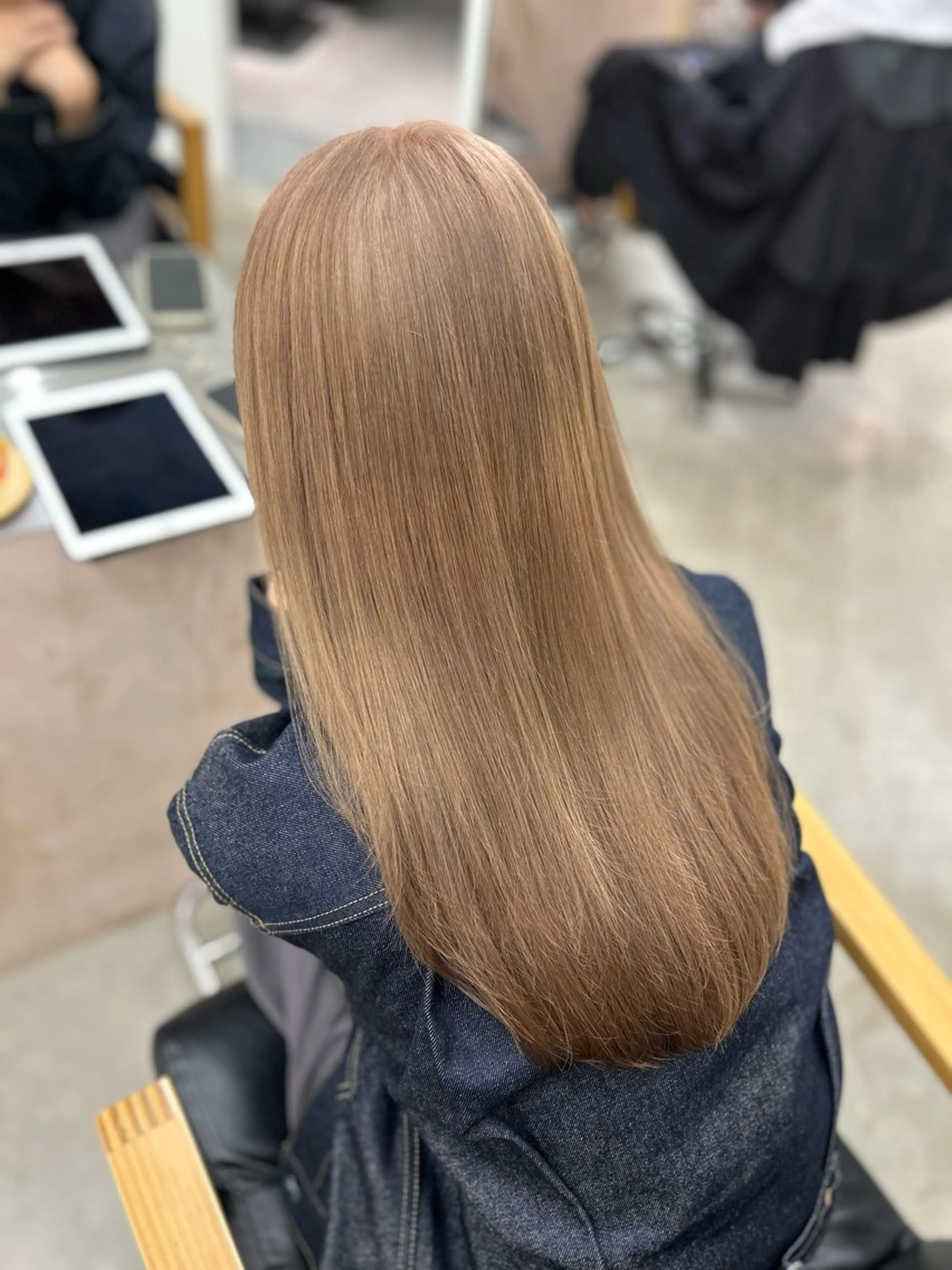 ロング カラー ベージュカラー ブリーチ 透明感カラー ミルクティーベージュ 髪質改善 ヘアカラー noa  🦋 ブリーチ/暖色のヘアスタイル