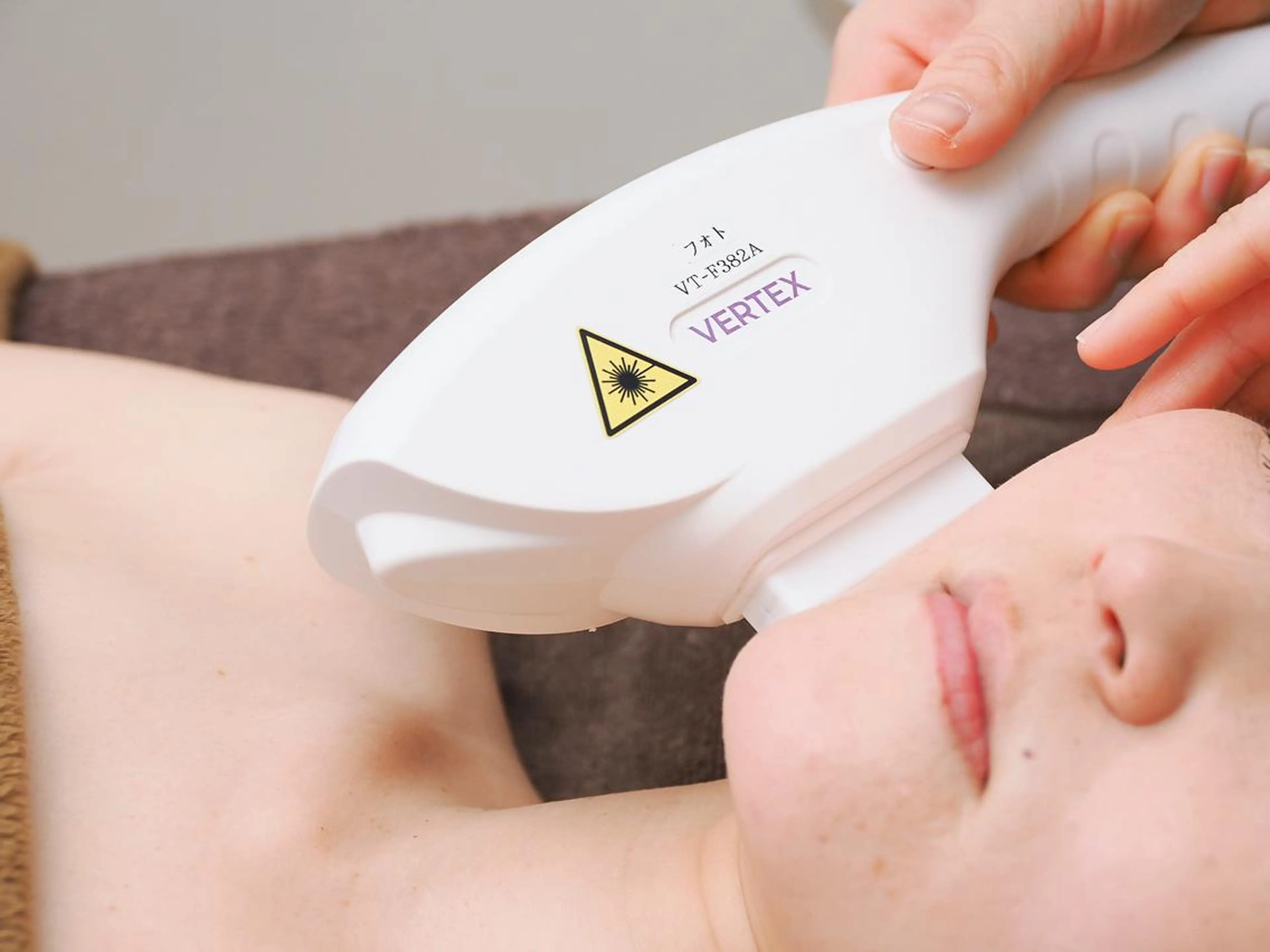 【ハリツヤトーンUP】光フォトまたは全顔脱毛 + 毛穴洗浄+美白ハイドロジェリーパックの写真