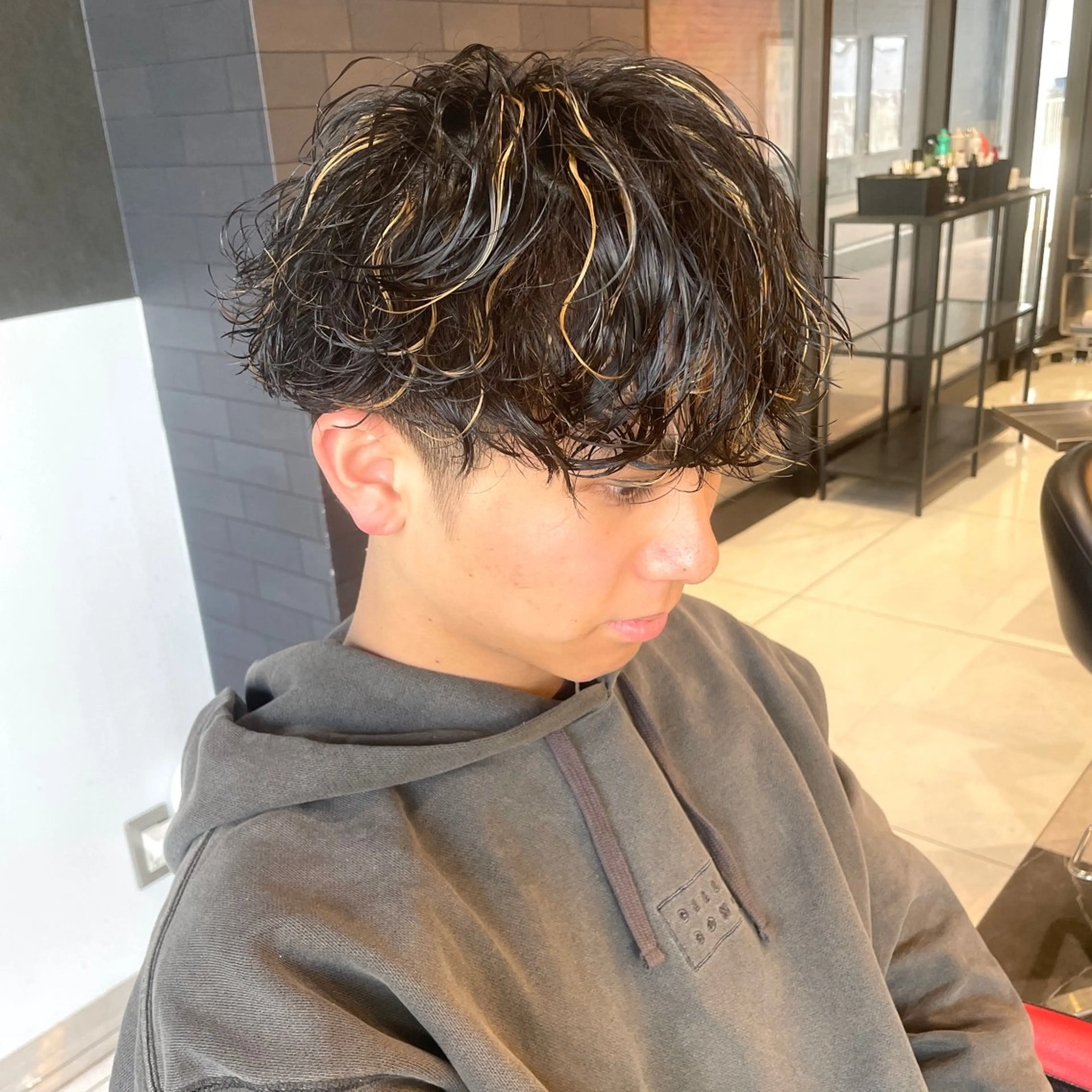 ショート パーマ メンズ メンズハイライト メンズパーマ 波巻きパーマ ハイライト カット パーマ メンズヘア特化 崎田 成人のヘアスタイル