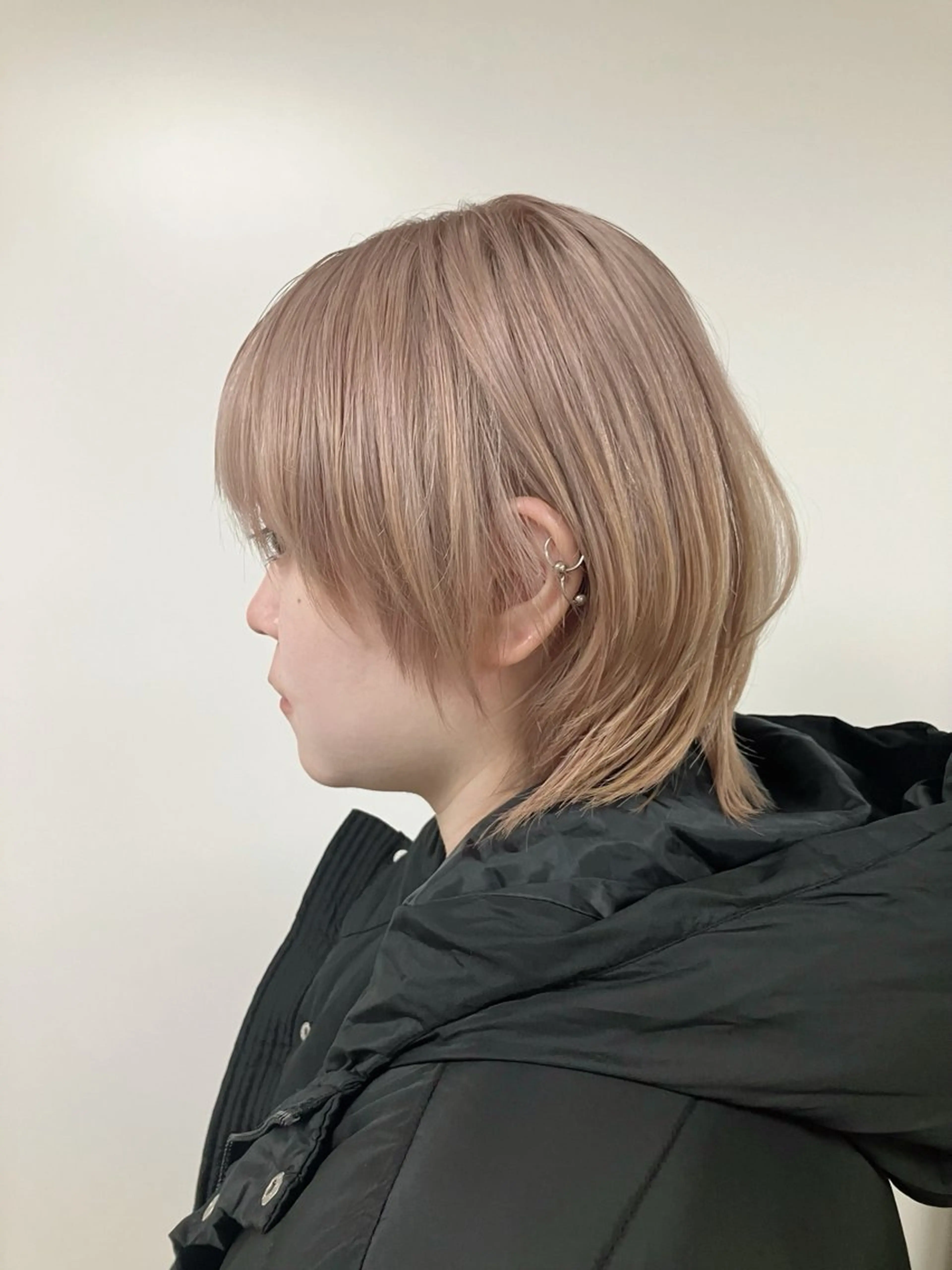 ミディアム ショートボブ ミディアムレイヤー ボブ レイヤーカット 似合わせカット fumikaブリーチ /ウルフのヘアスタイル