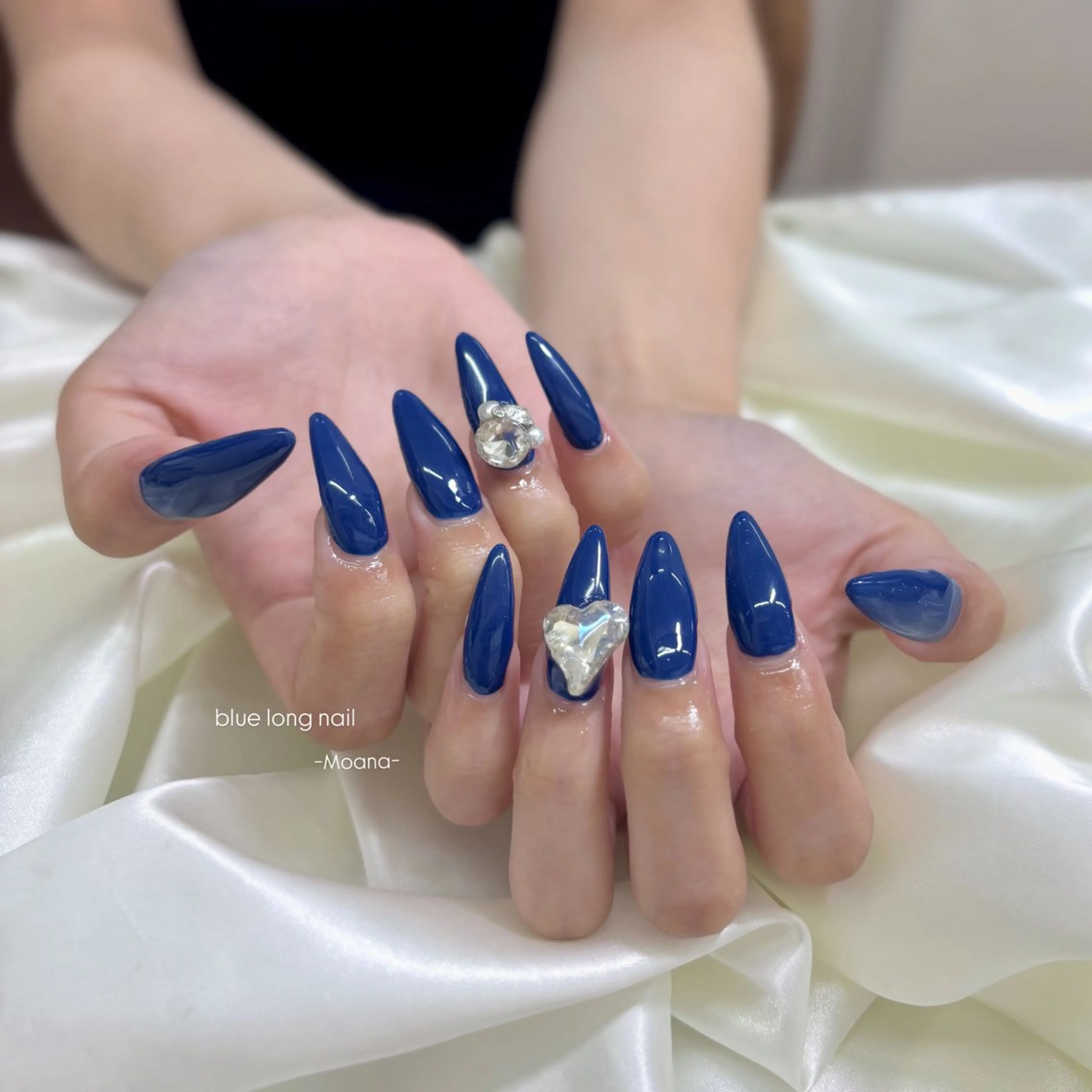 ネイル ブルー ハート ロングネイル ワンカラーネイル ストーンネイル ハンドネイル Moana nail Hiyoriのネイルデザイン