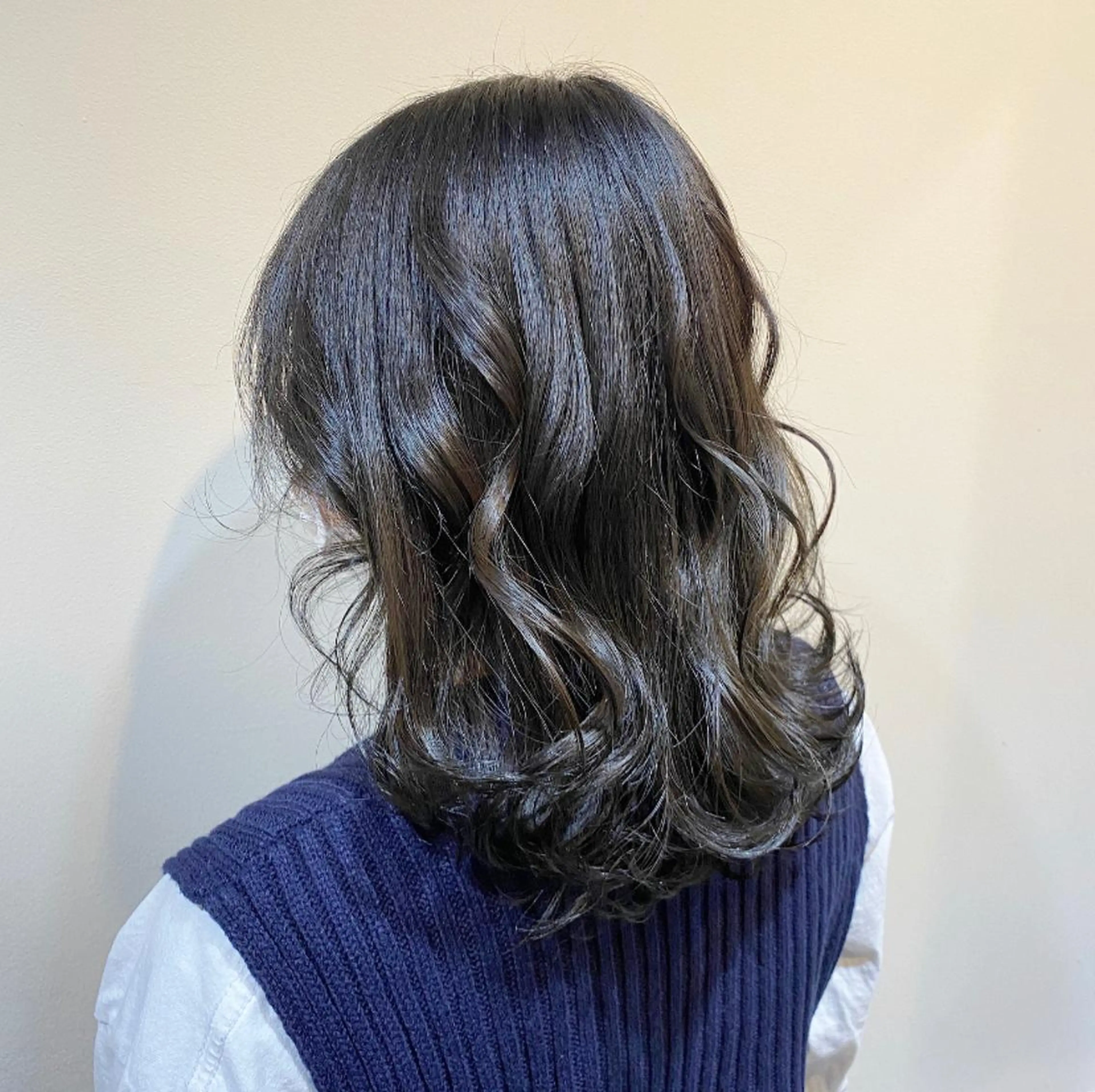 ミディアム カラー ヘアアレンジ 黒髪 ブルーカラー ブルーブラック イルミナカラー 伊藤 玲衣のヘアスタイル