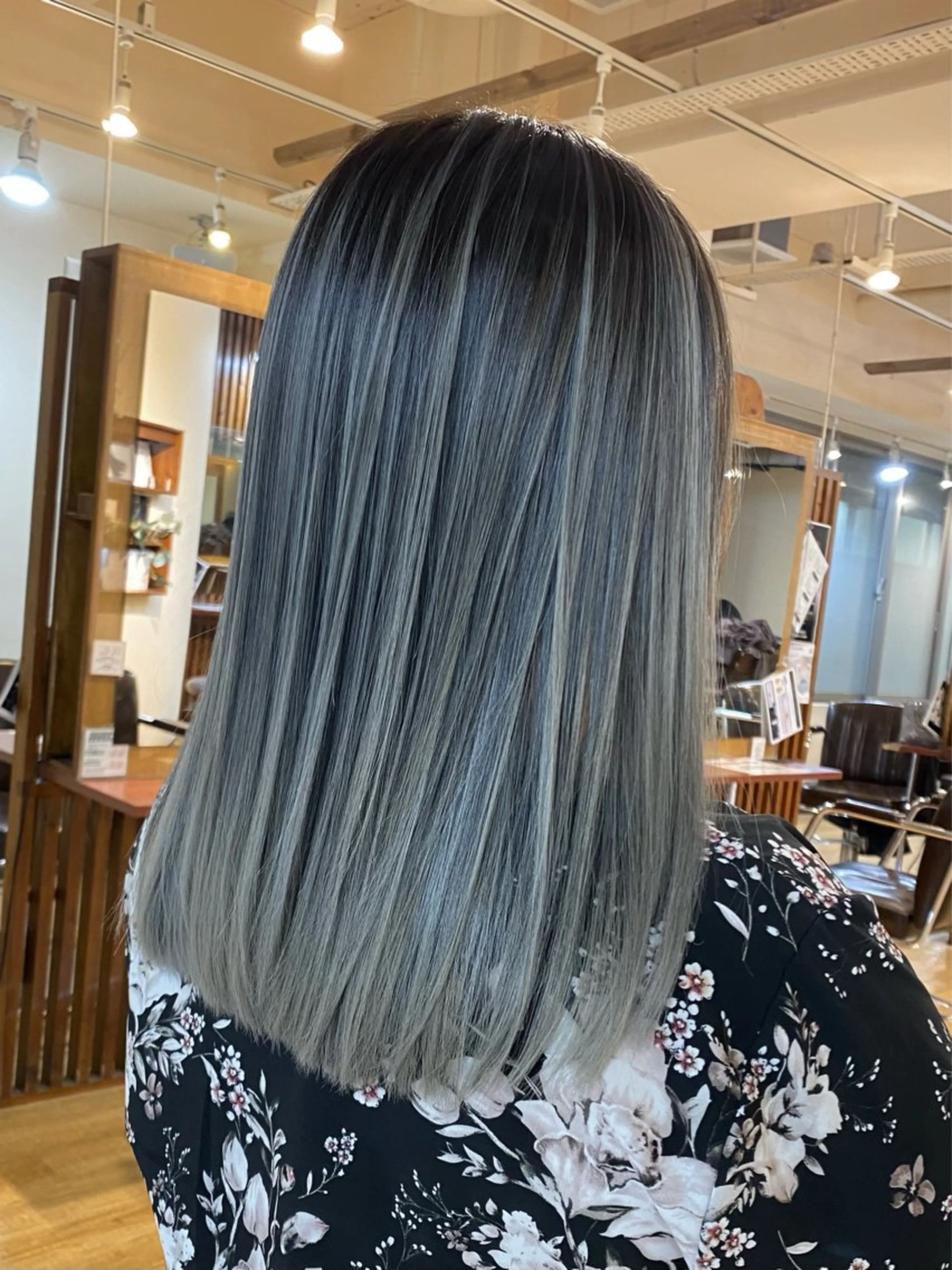 セミロング カラー バレイヤージュ レイヤーカット 白髪ぼかし バレイヤージュ志鎌のヘアスタイル