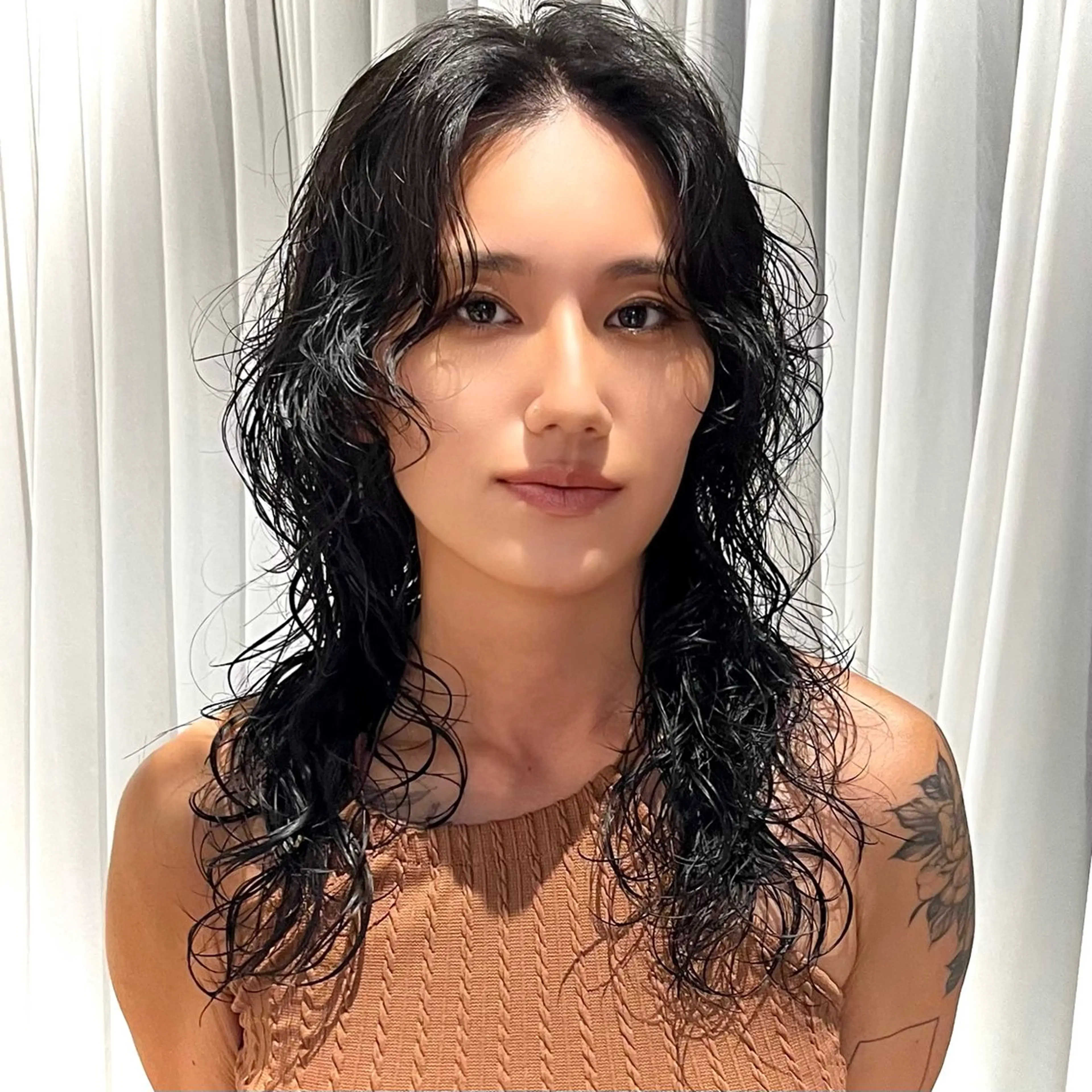 セミロング パーマ カット パーマ ウルフ/レイヤー/ ブリーチカラーのヘアスタイル