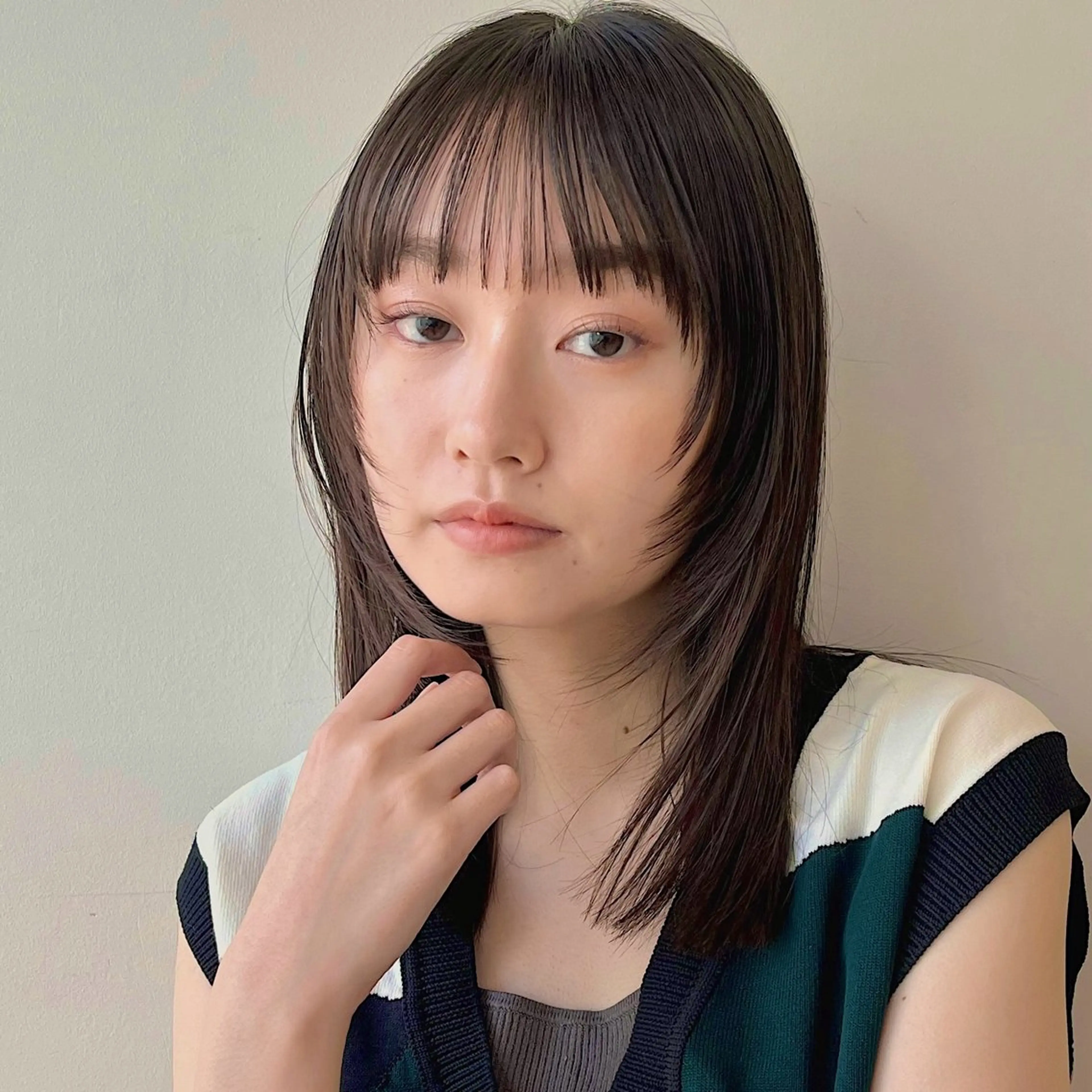 ミディアム 顔まわりレイヤー レイヤーカット あやめ【顔まわり/レ イヤー/柔らかカラ】のヘアスタイル