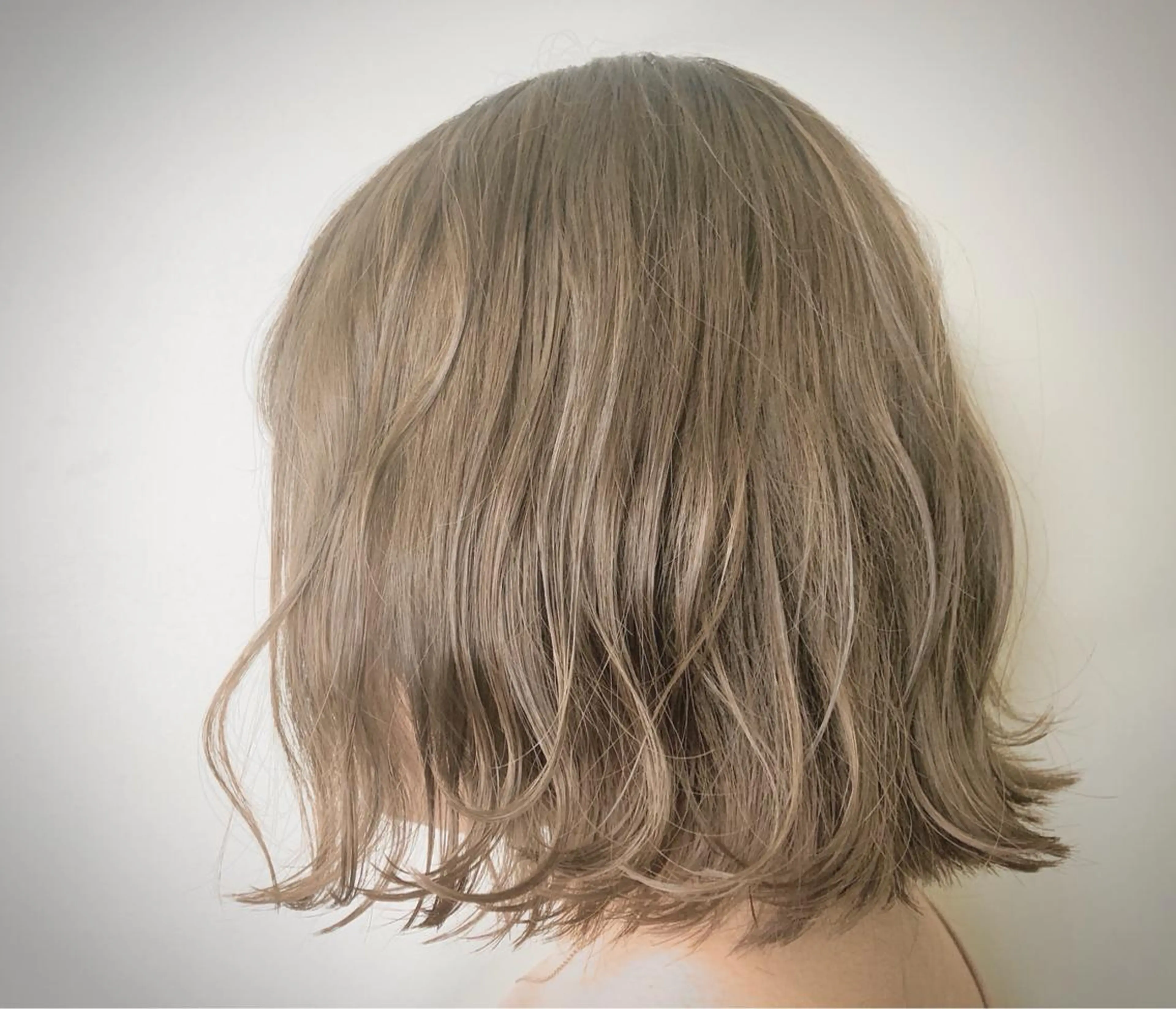 カラー ベージュカラー ミルクティーベージュ メンズ レイヤー ウルフ 弓木啓輔のヘアスタイル