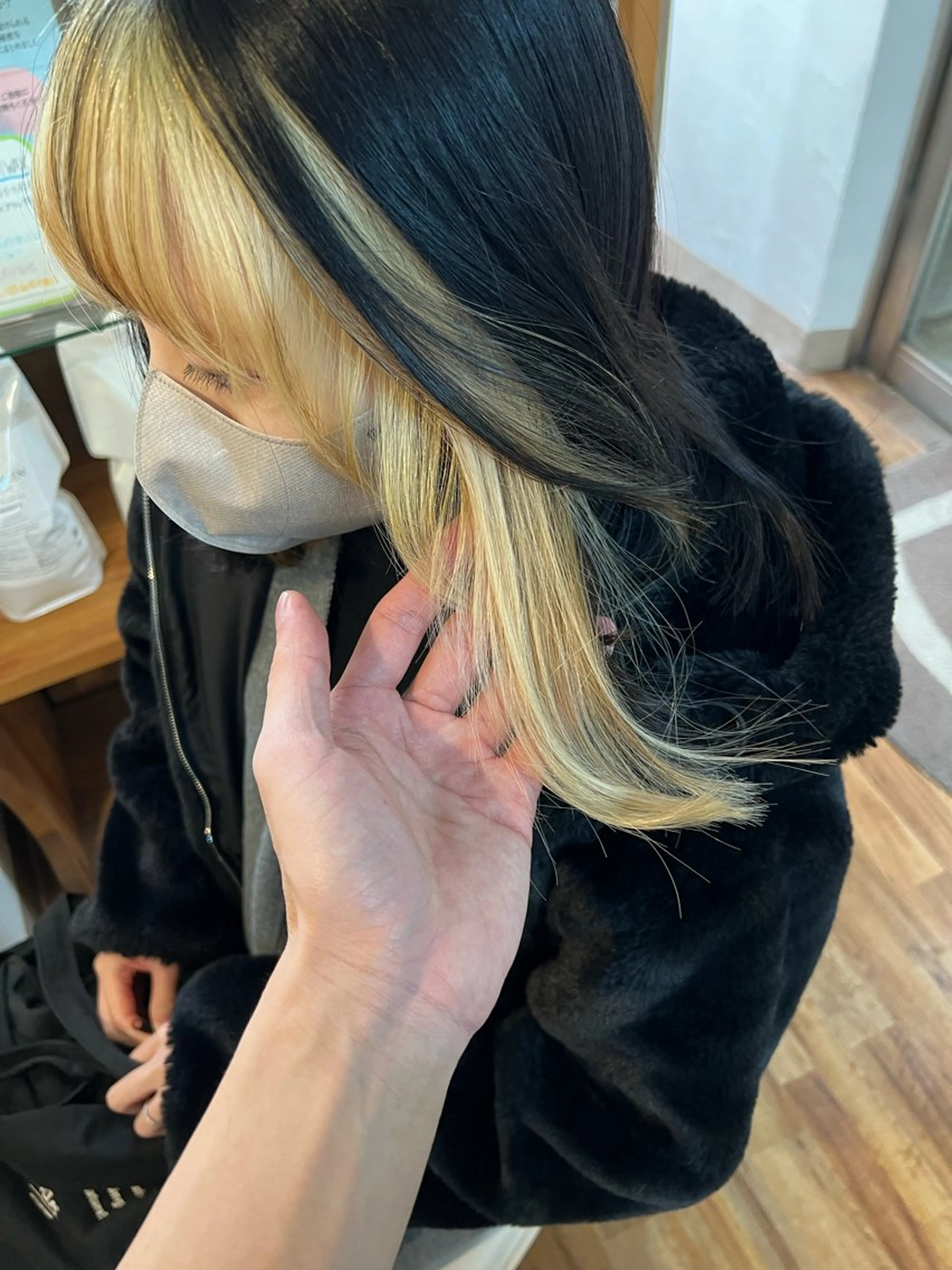 ミディアム カラー ブロンド シルバー ホワイトシルバー ヘアカラー 【髪質改善/縮毛矯正 /カラー】ホサカのヘアスタイル