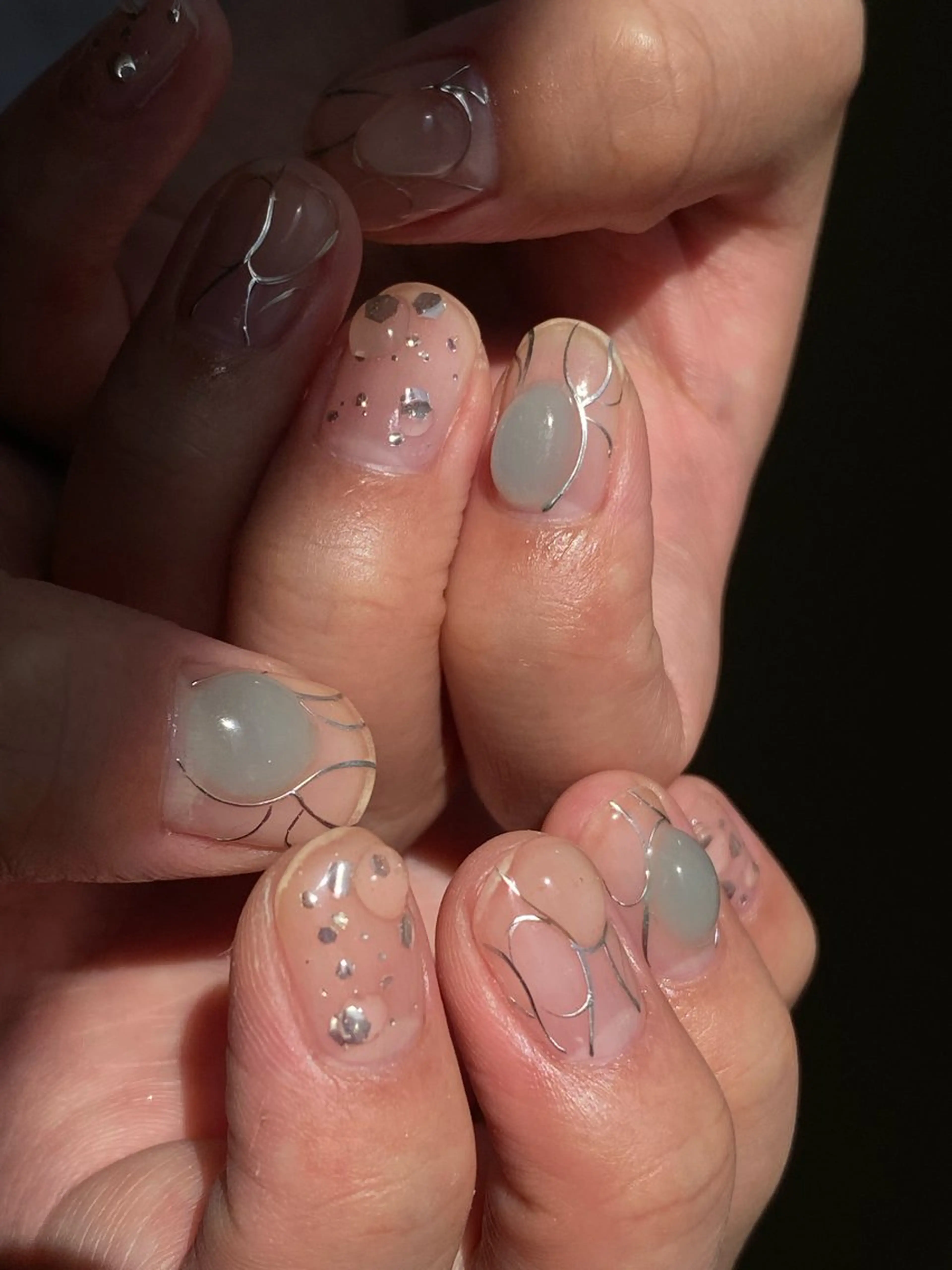 ネイル 成人式 フラッシュネイル フレンチネイル ガーリー キラキラネイル ハンドネイル 草加ニュアンスネイル 🌚hersのネイルデザイン