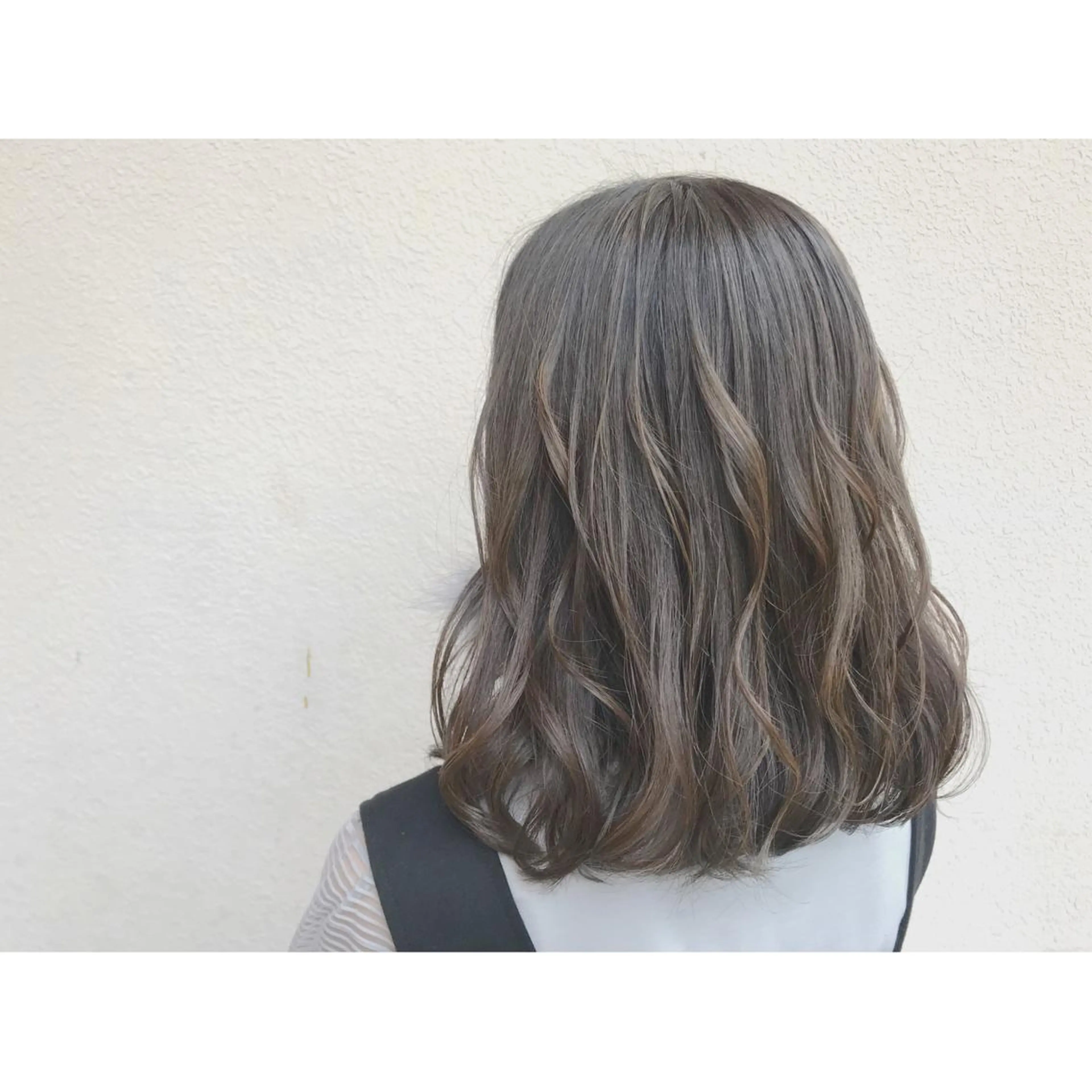 ミディアム カラー アッシュ アッシュグレー グレージュ ハイライトカラー 3Dハイライト なかにし まゆみのヘアスタイル