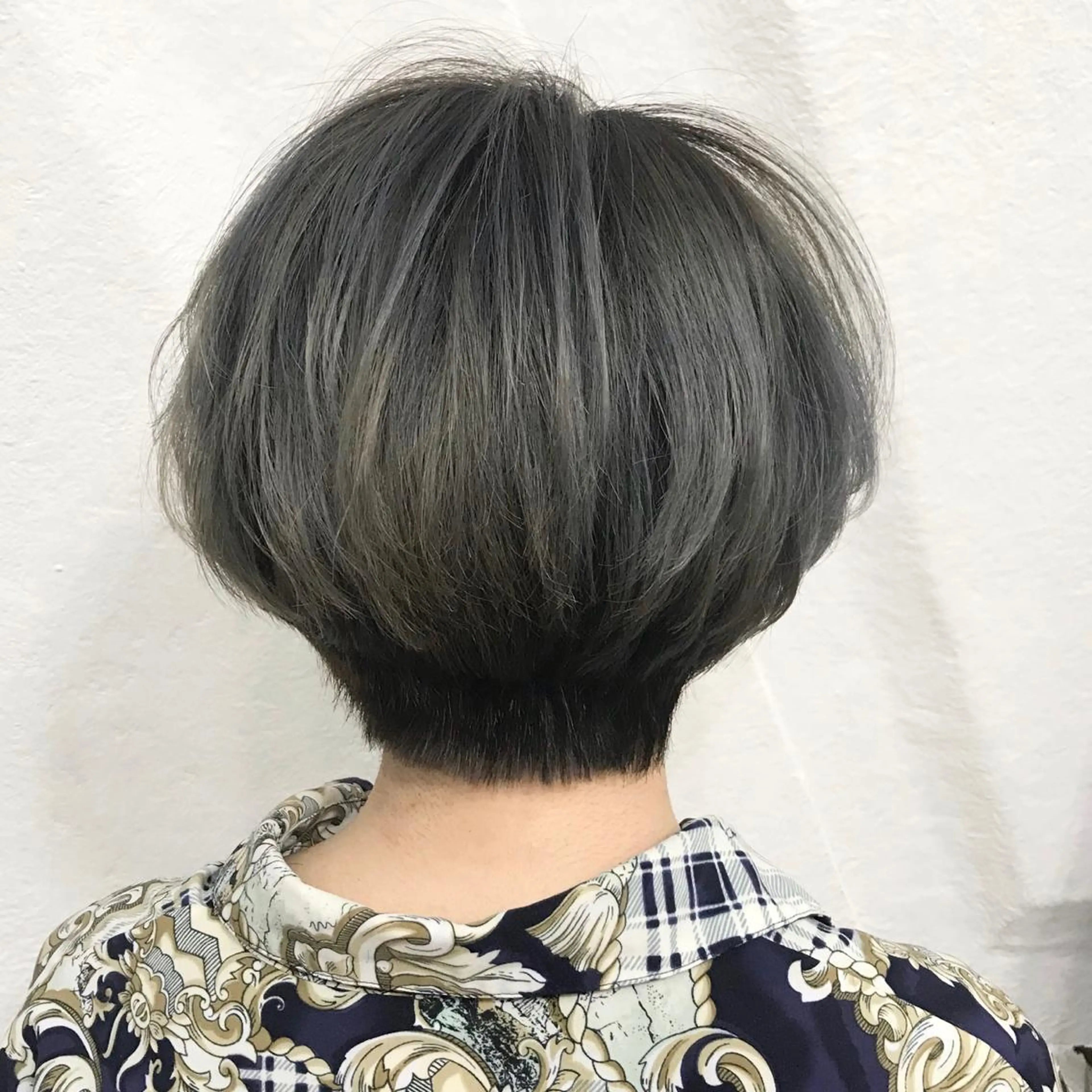 ショート カラー アッシュ ブリーチ ショートヘア K-POP好き美容師 🇰🇷Kai.Yのヘアスタイル