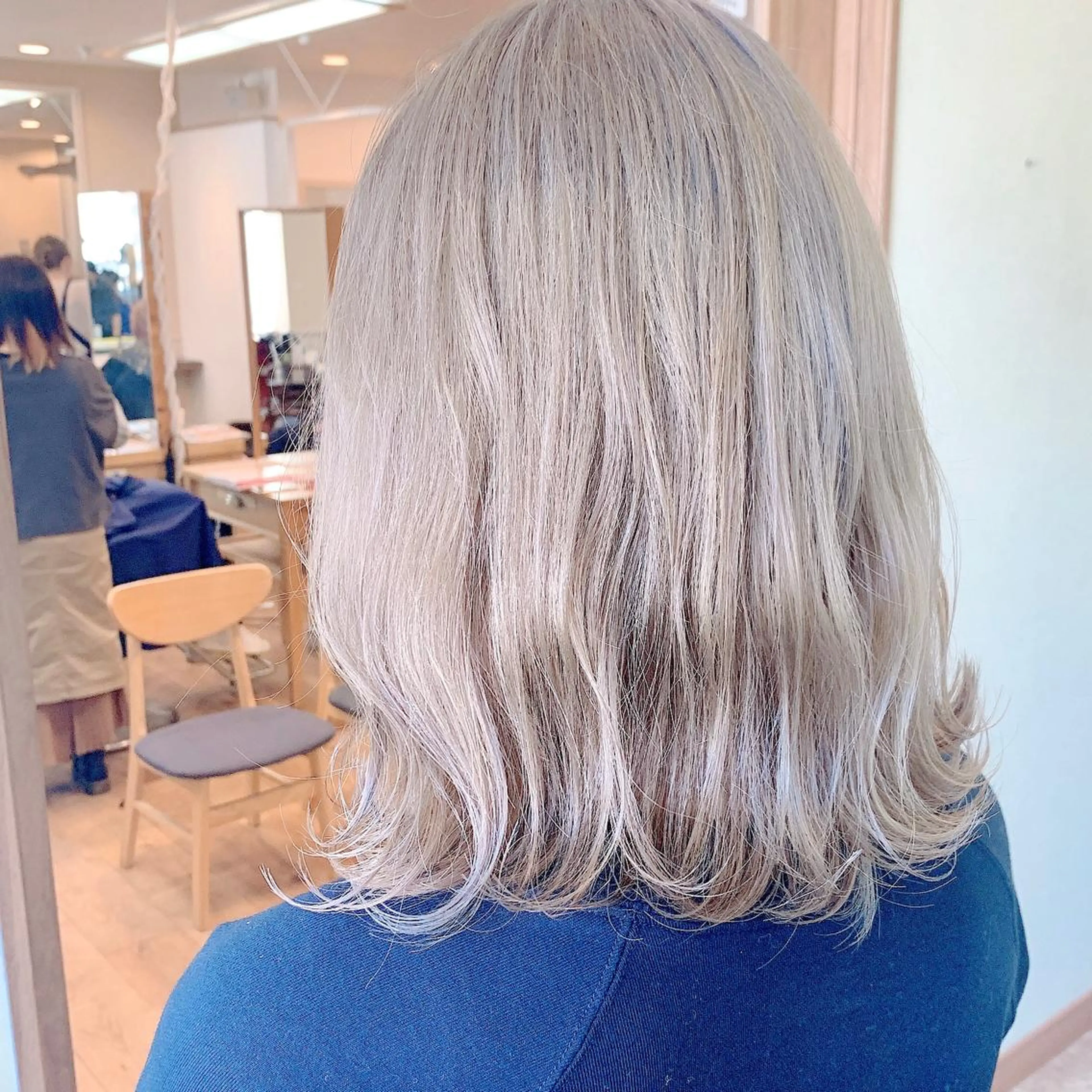 ミディアム カラー ブリーチ シルバー NUMBER_ ユイナのヘアスタイル