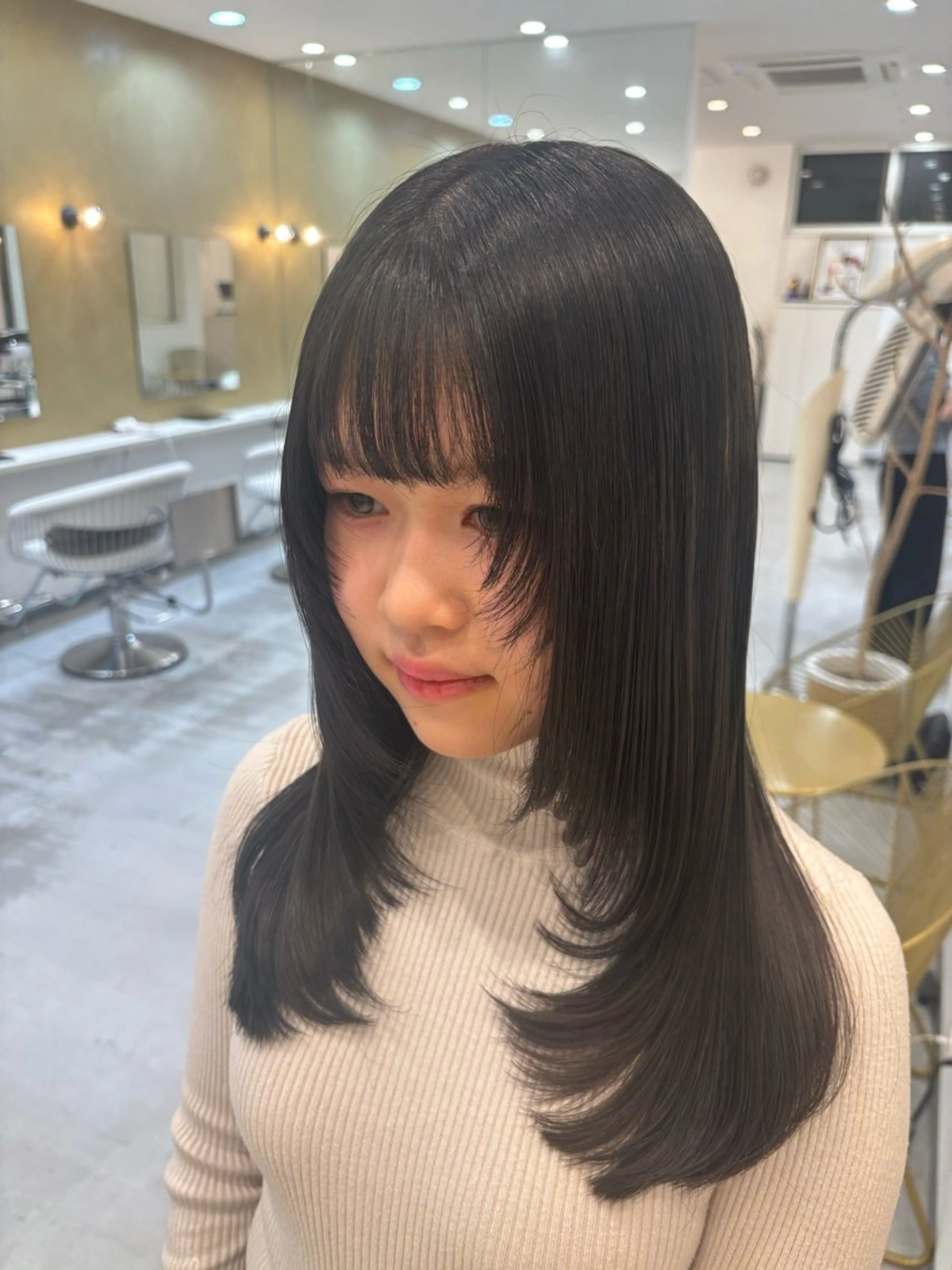 カラー 黒髪 ブルーカラー ブルーブラック ヘアカラー 若杉 百音のヘアスタイル