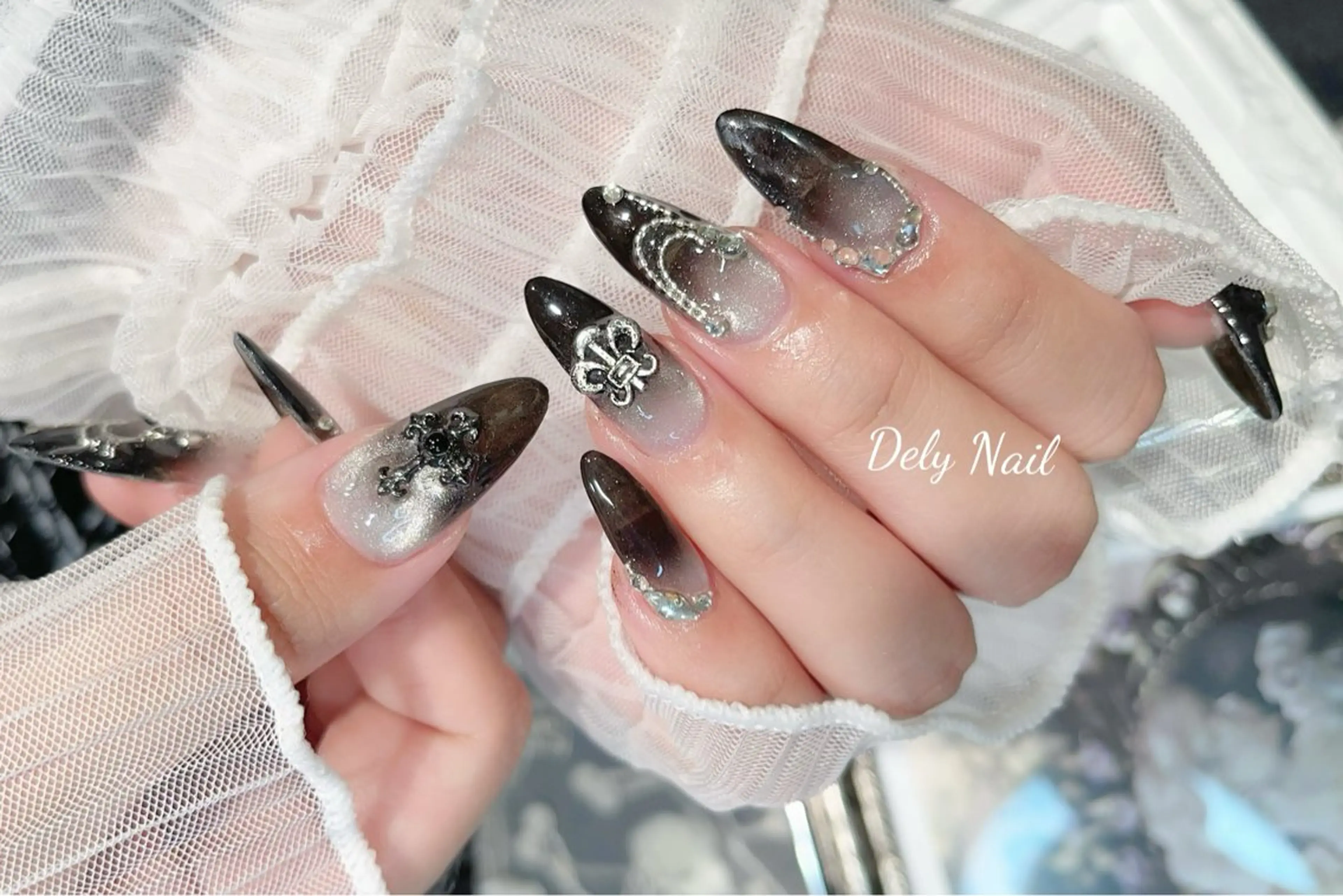 ネイル キラキラネイル ストーンネイル ハンドネイル Dely Nailのネイルデザイン