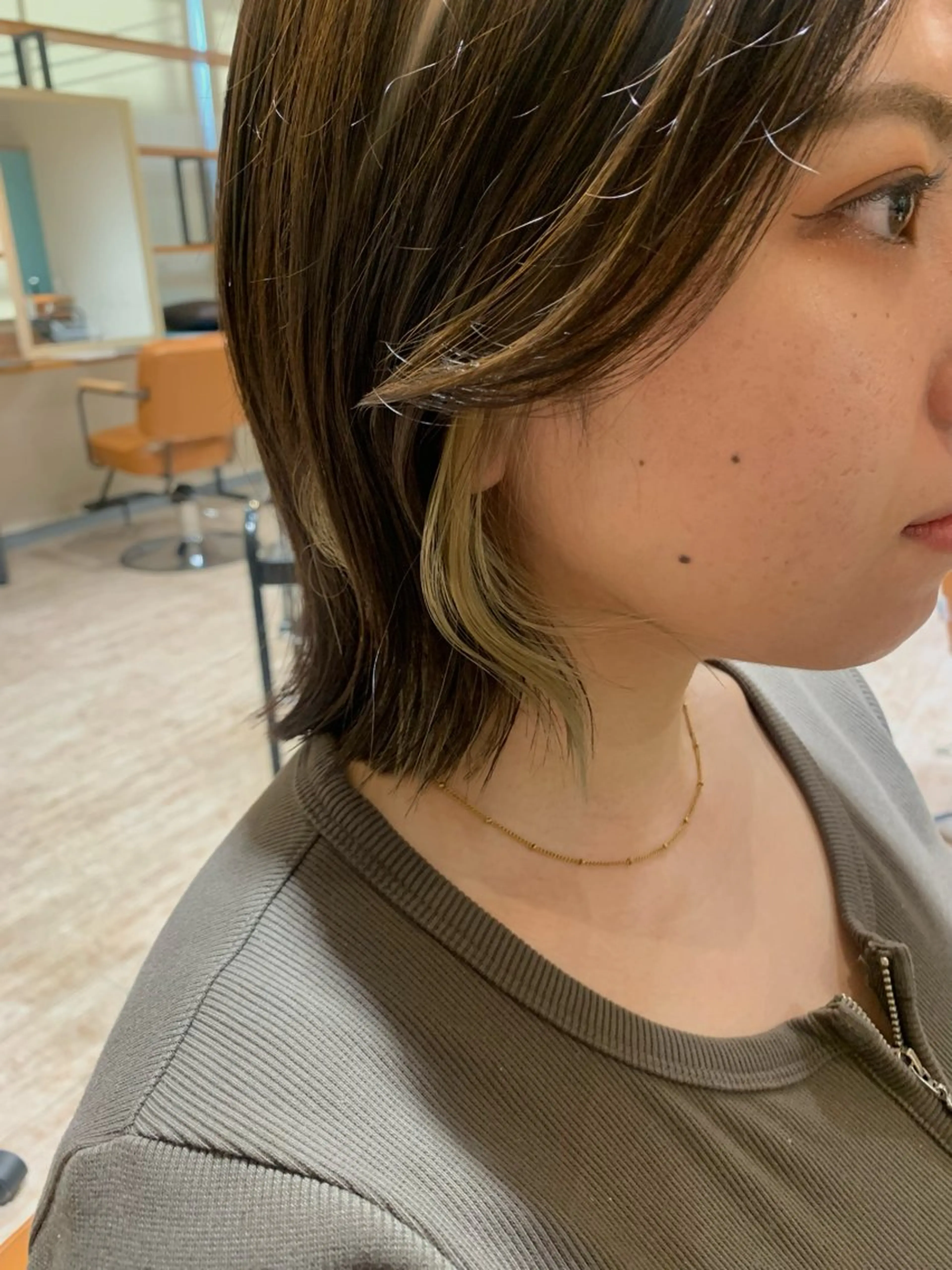 ミディアム ヘアカラー ミルクティーベージュ の魔術師　manaeのヘアスタイル