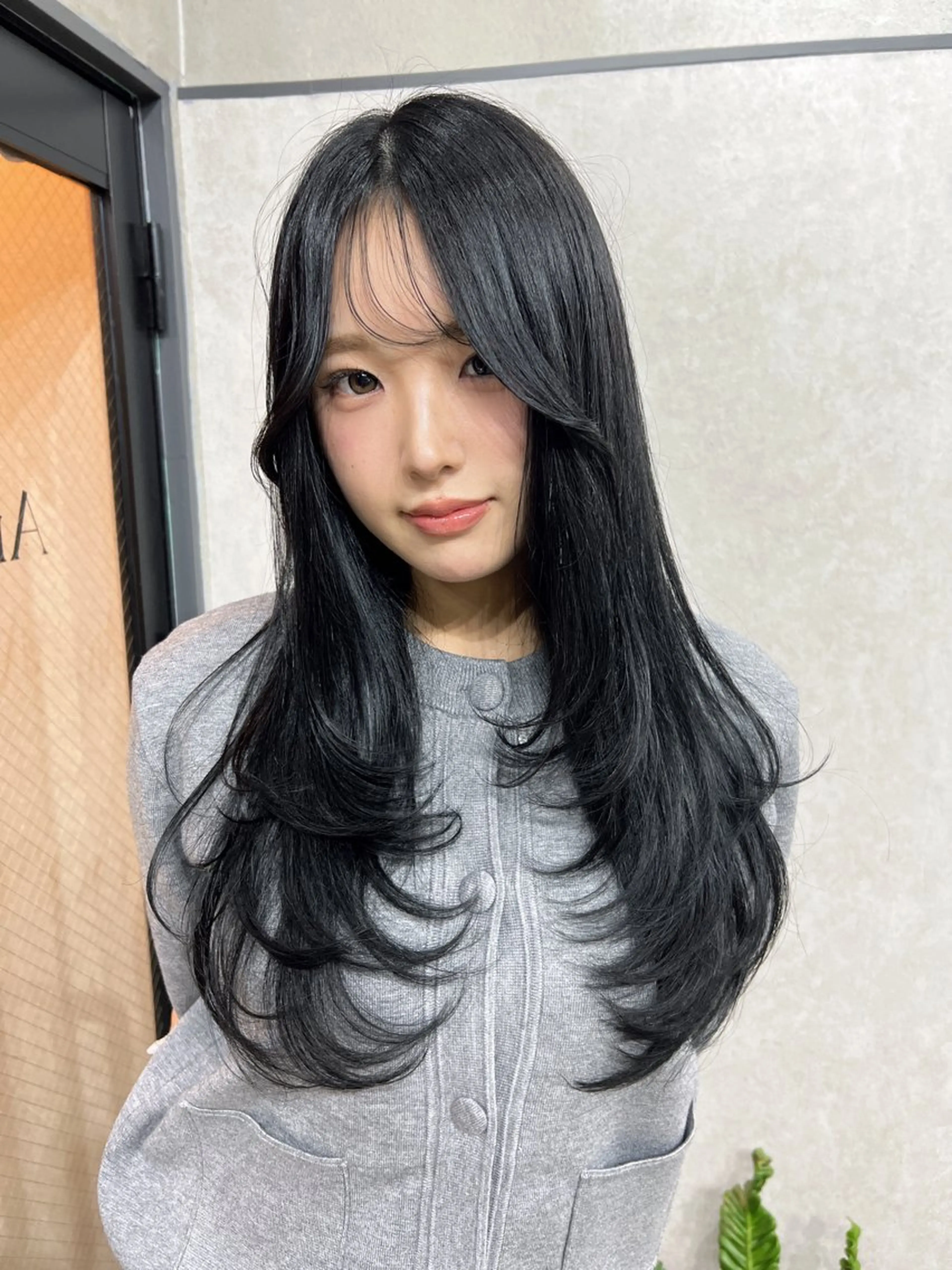 ロング カット ヘアカラー トリートメント maya レイヤーカットのヘアスタイル
