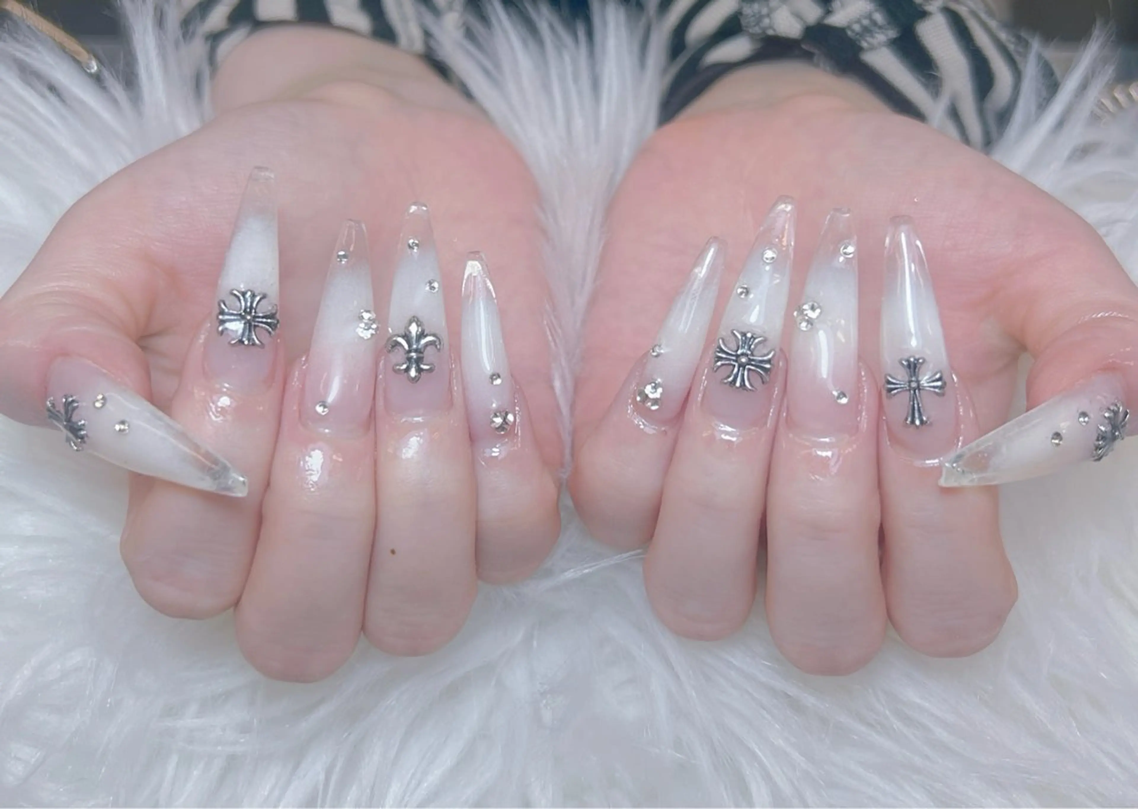 ネイル アートネイル オーロラネイル チークネイル 長さ出し フットネイル Miya _nailのネイルデザイン