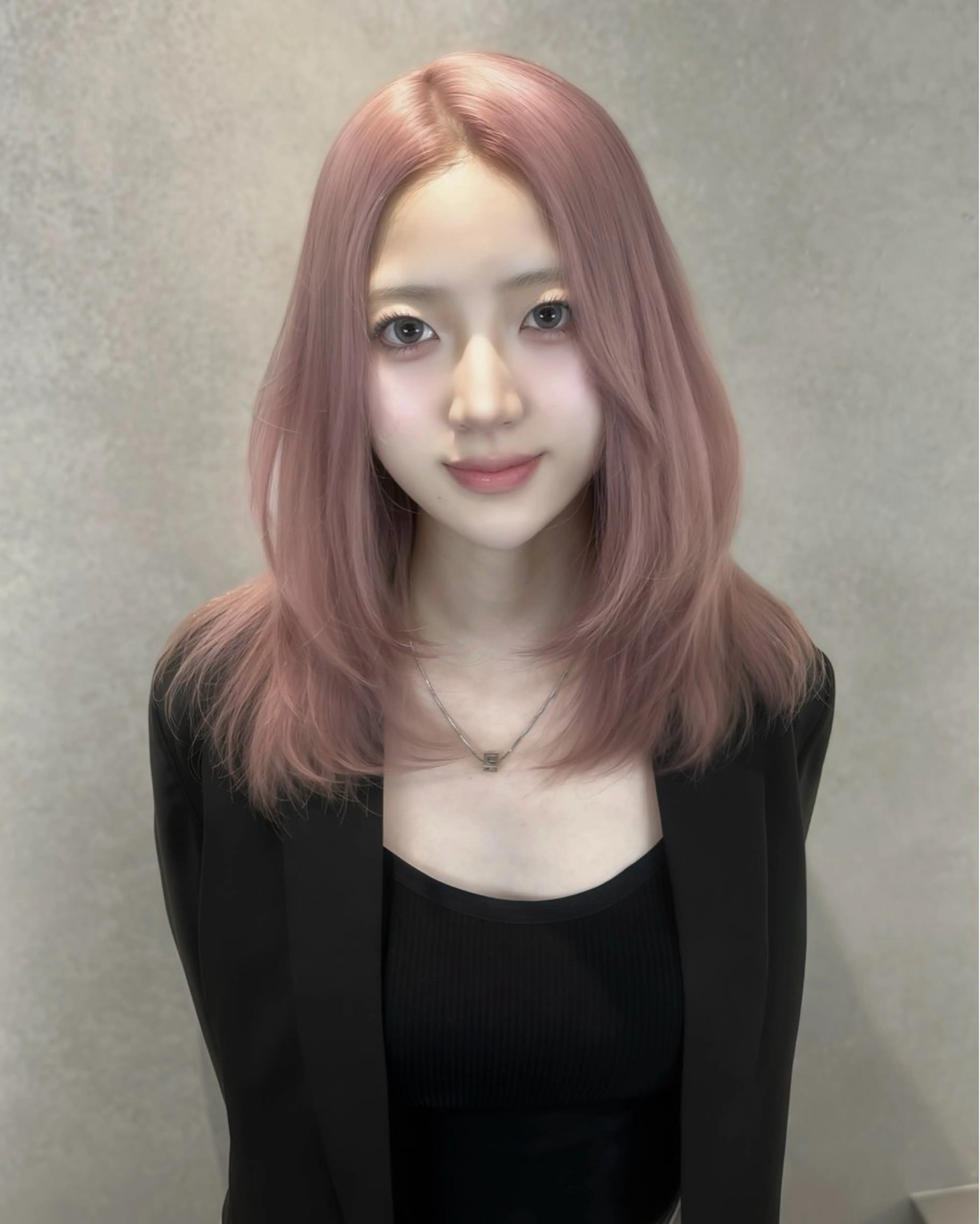 ロング ヘアカラー ミルクティーベージュ オリーブグレージュのヘアスタイル