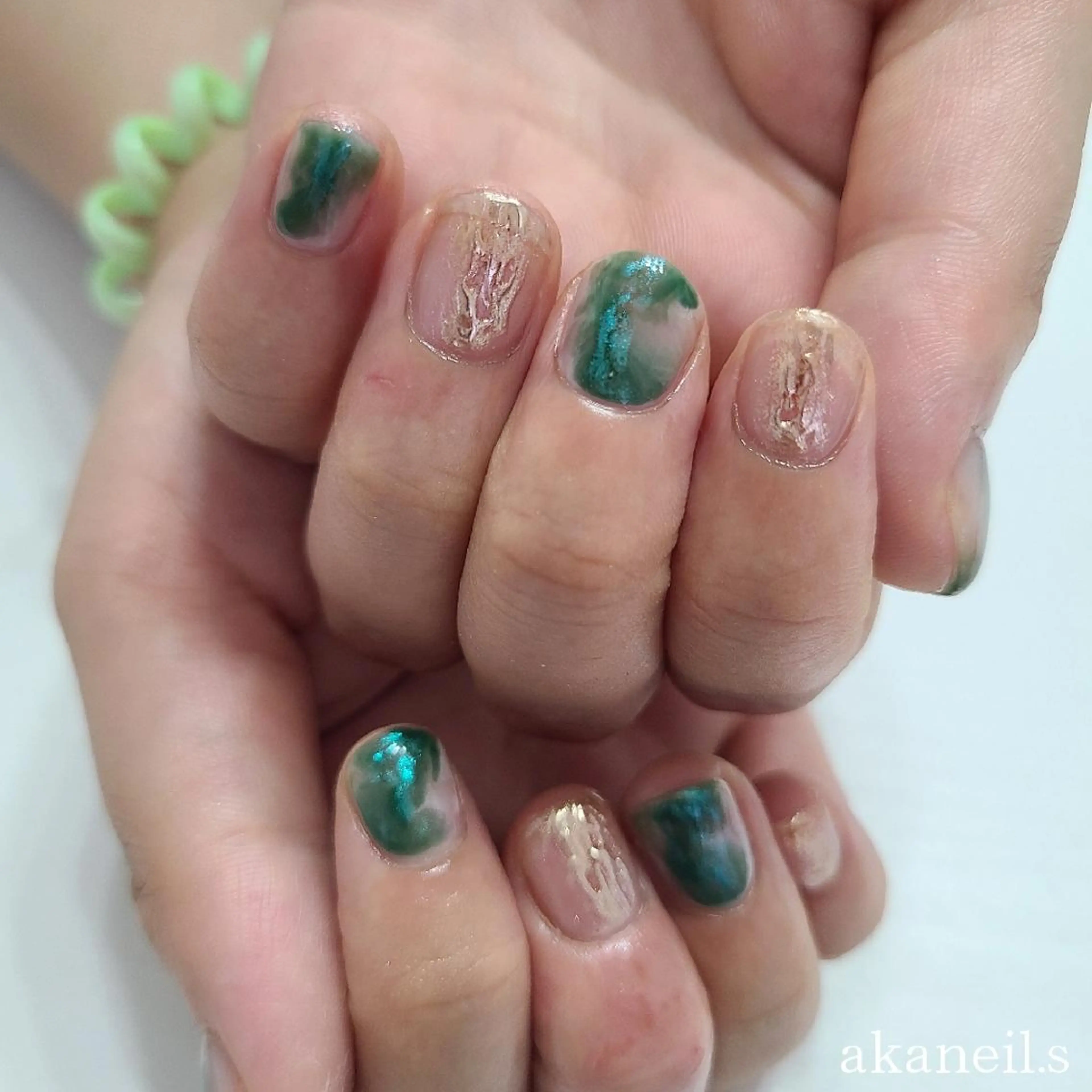 ネイル ゴールド グリーン ニュアンスネイル ハンドネイル 【akaneils】 アカネのネイルデザイン