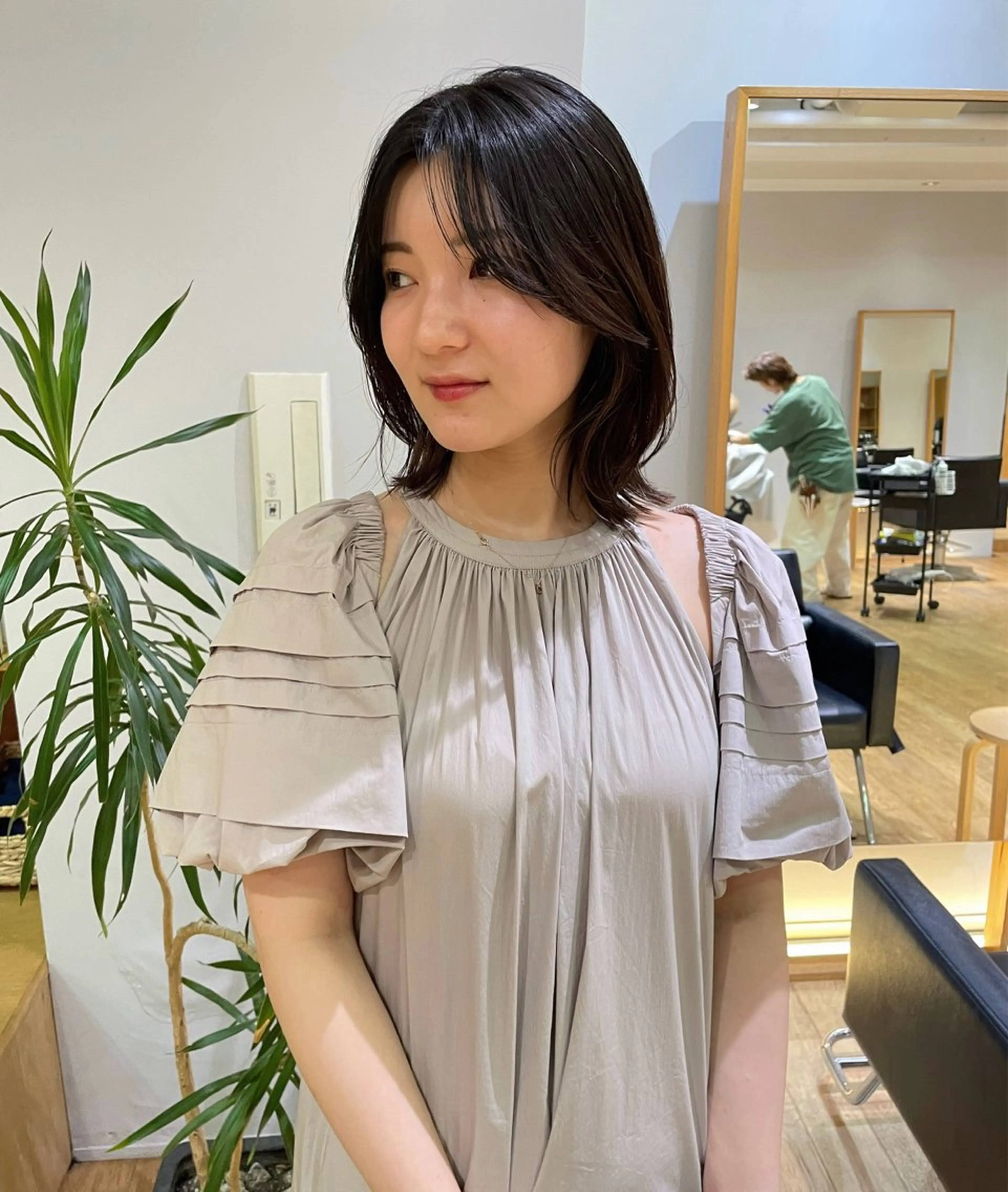 ミディアム 大橋 芽衣のヘアスタイル