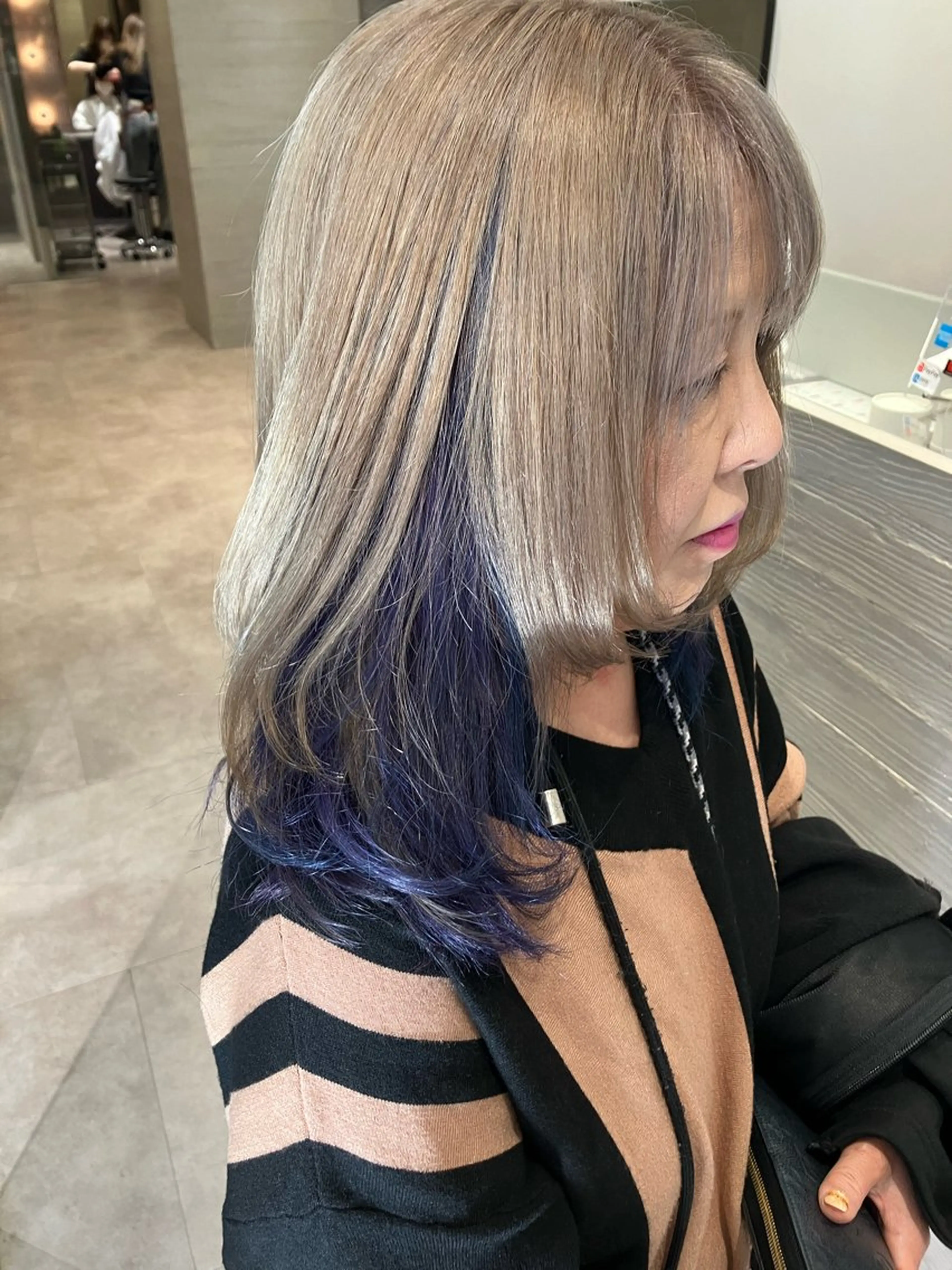 セミロング カラー ベージュカラー ブリーチ ピンクカラー ホワイトベージュ レイヤーカット サキ🤍ハイトーン 🩰くびれ巻きヘアのヘアスタイル