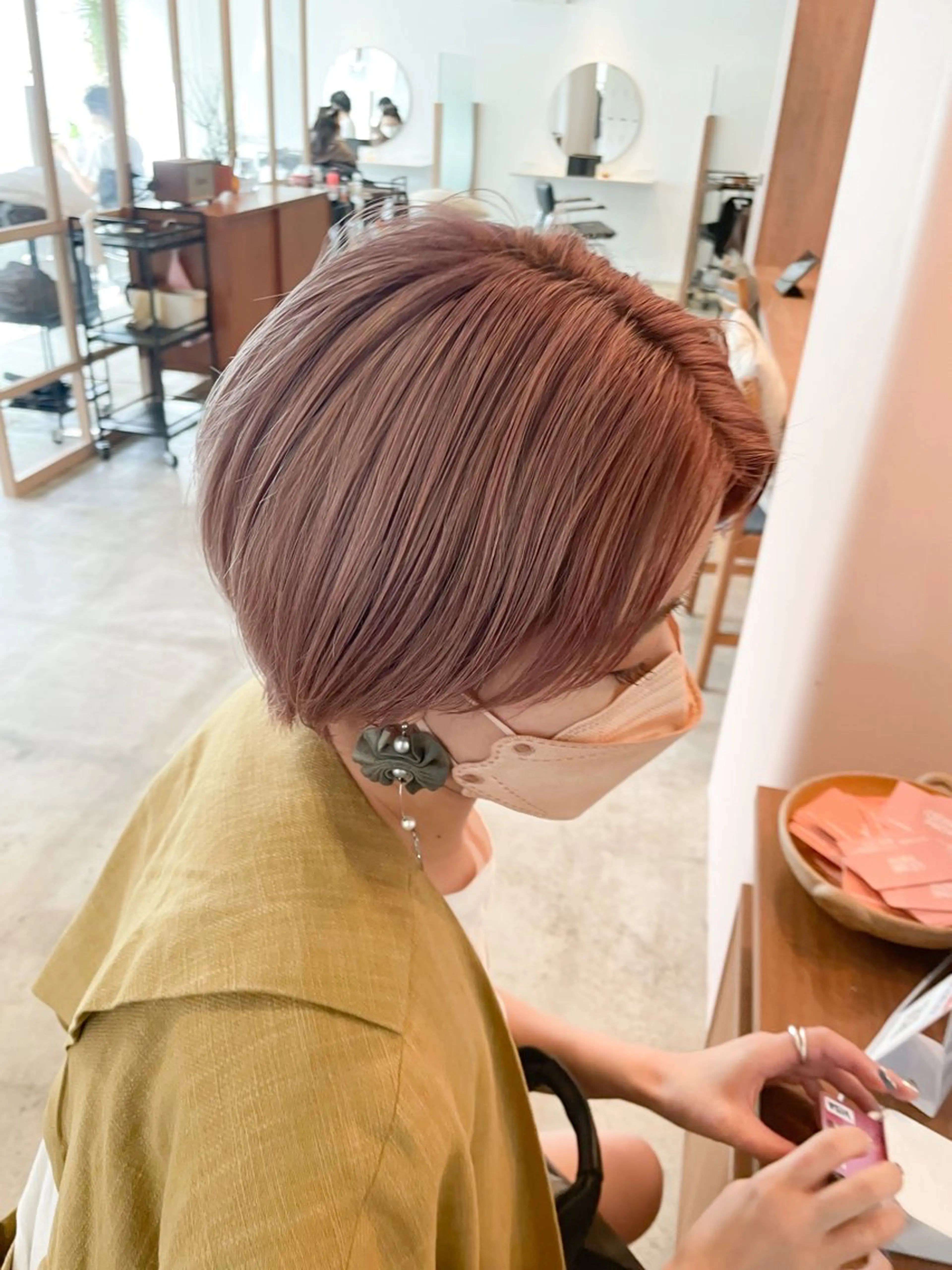 ショート カラー ベージュカラー ピンクカラー ピンクベージュ カット ヘアカラー Takuma Suzuki中目黒のヘアスタイル