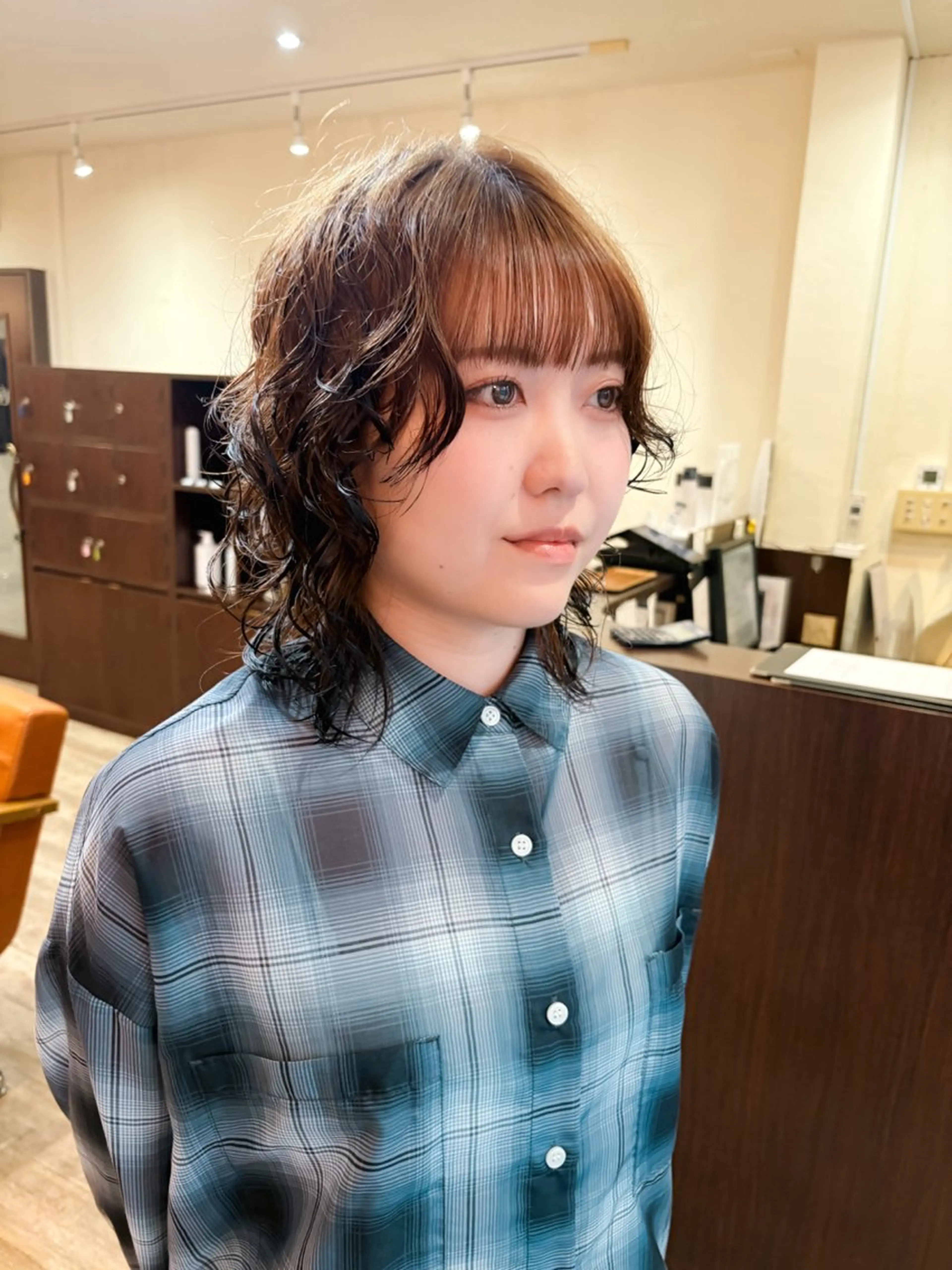 ミディアム パーマ ミディアムパーマ くびれヘア ウルフカット enVOGUE🌀 宮本泰周のヘアスタイル