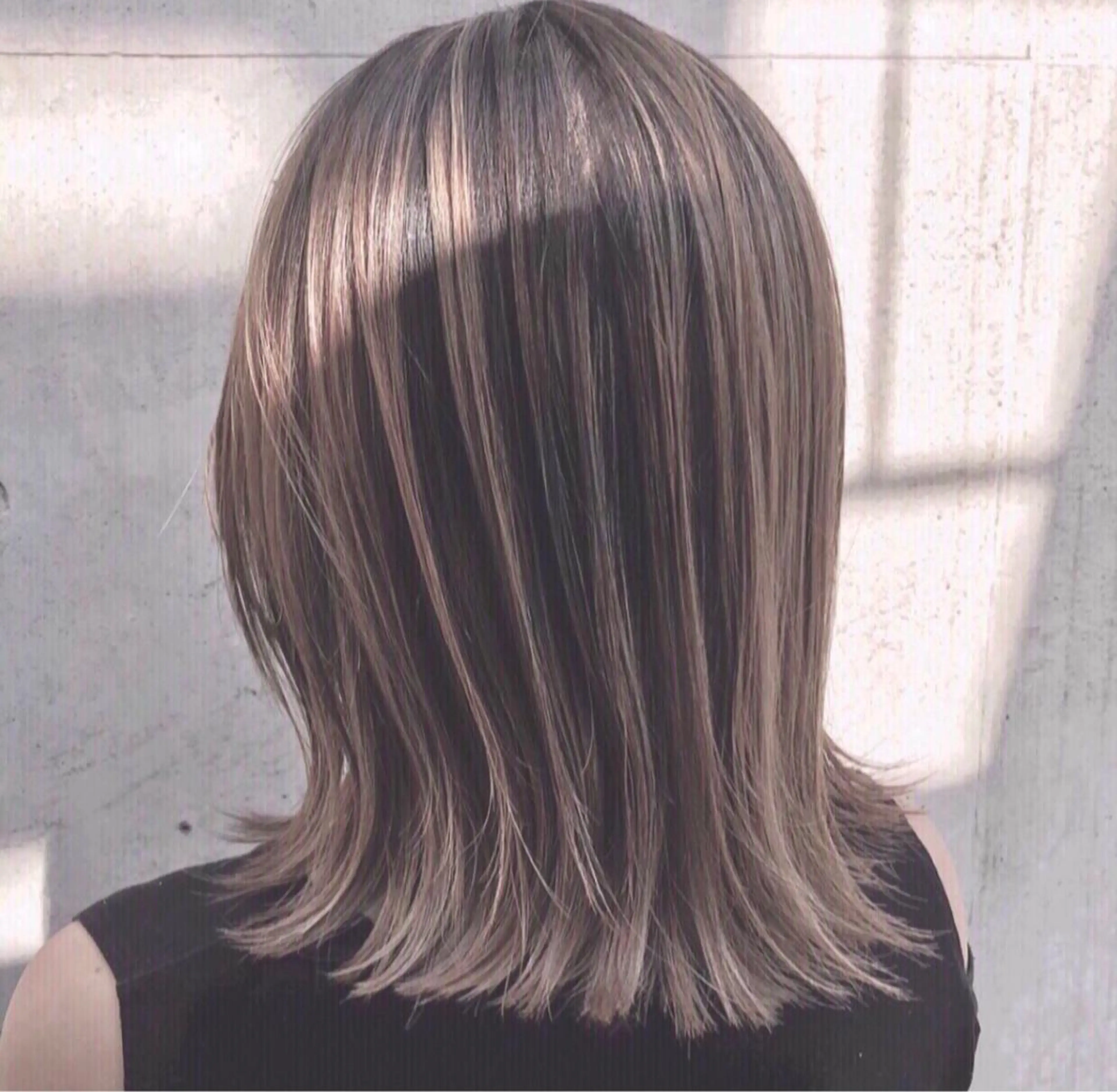 ミディアム カラー ミディアムパーマ アッシュ ベージュカラー ブルーカラー グレージュ ヘアカラー AKI アキのヘアスタイル