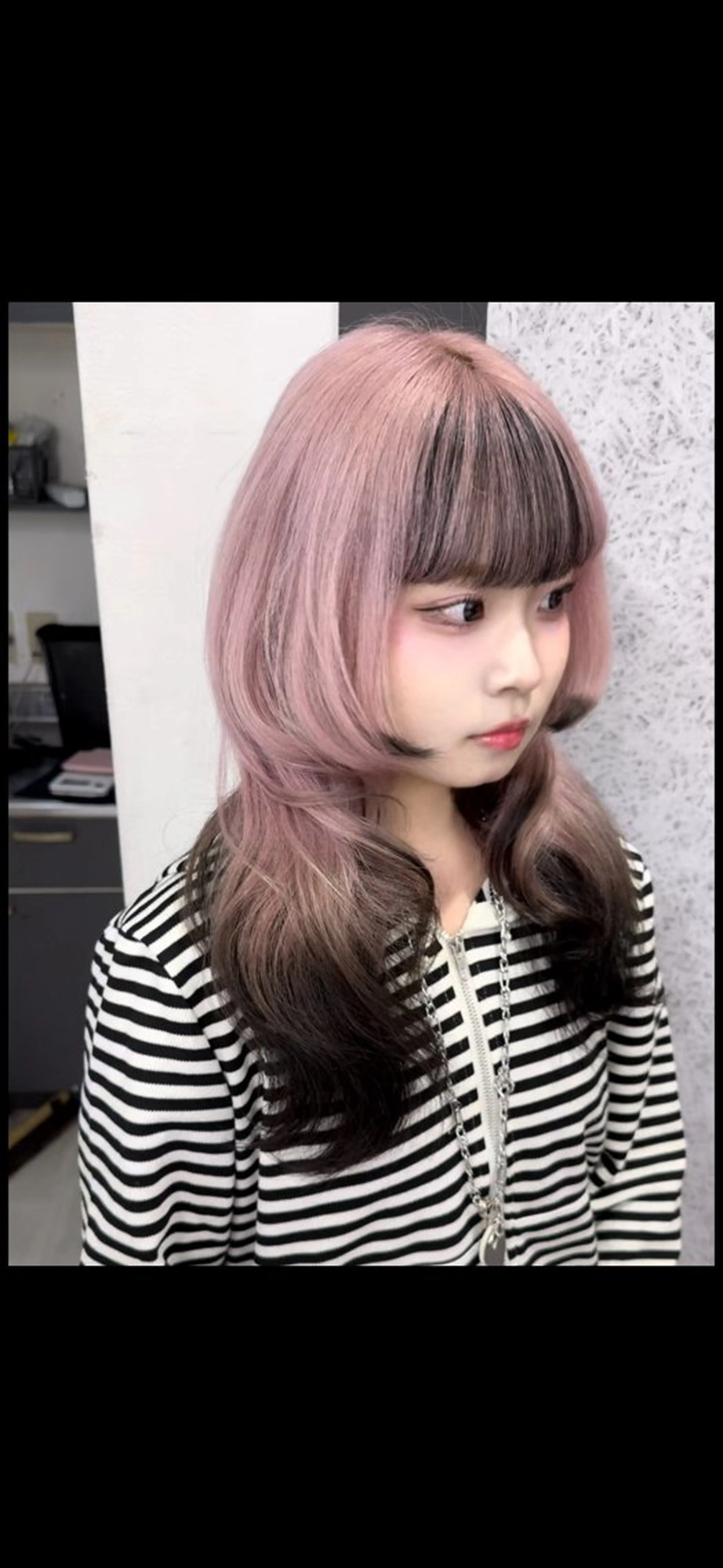 ロング 赤みなしオリーブ ハイトーン×レイヤーのヘアスタイル