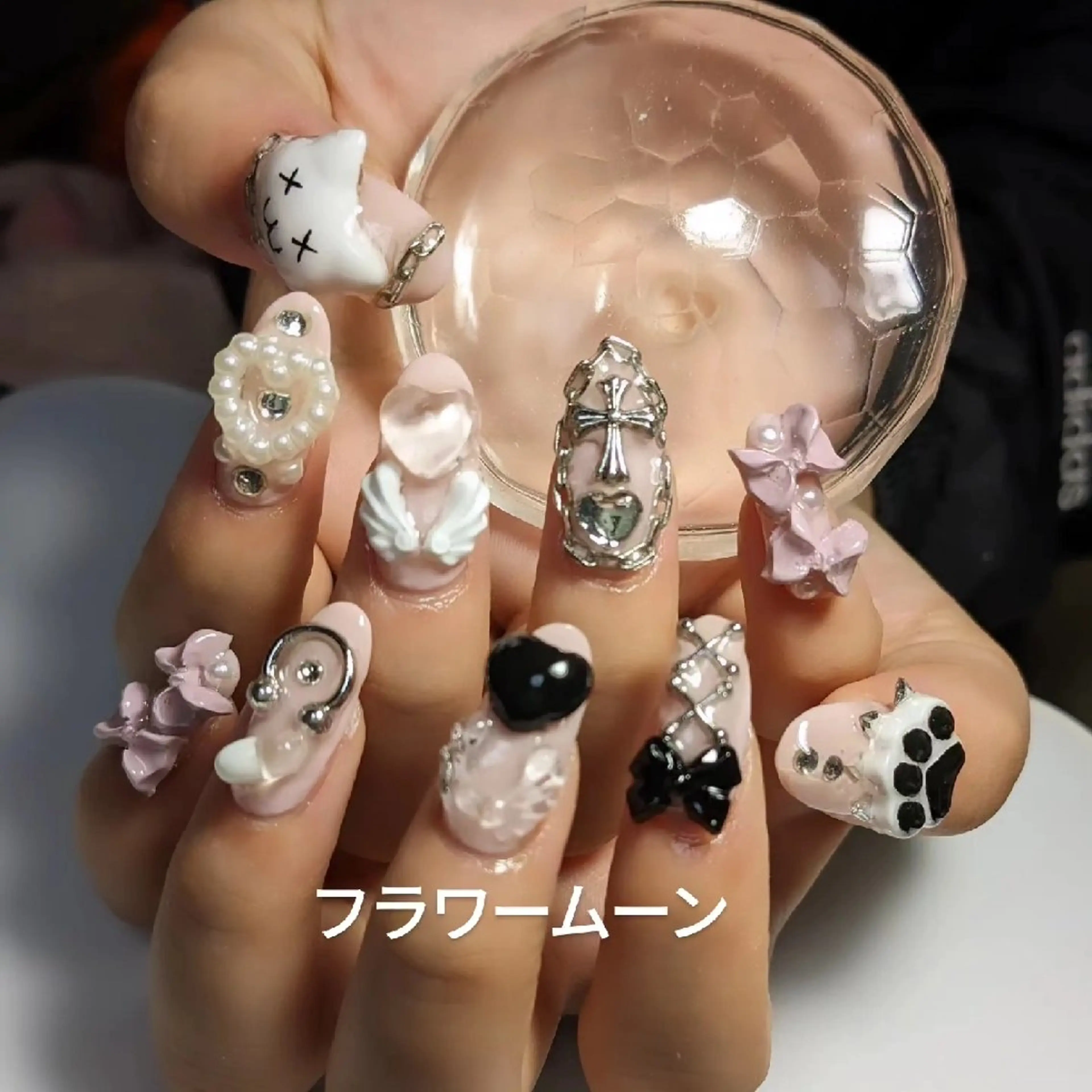 ネイル フラワー ムーンのネイルデザイン