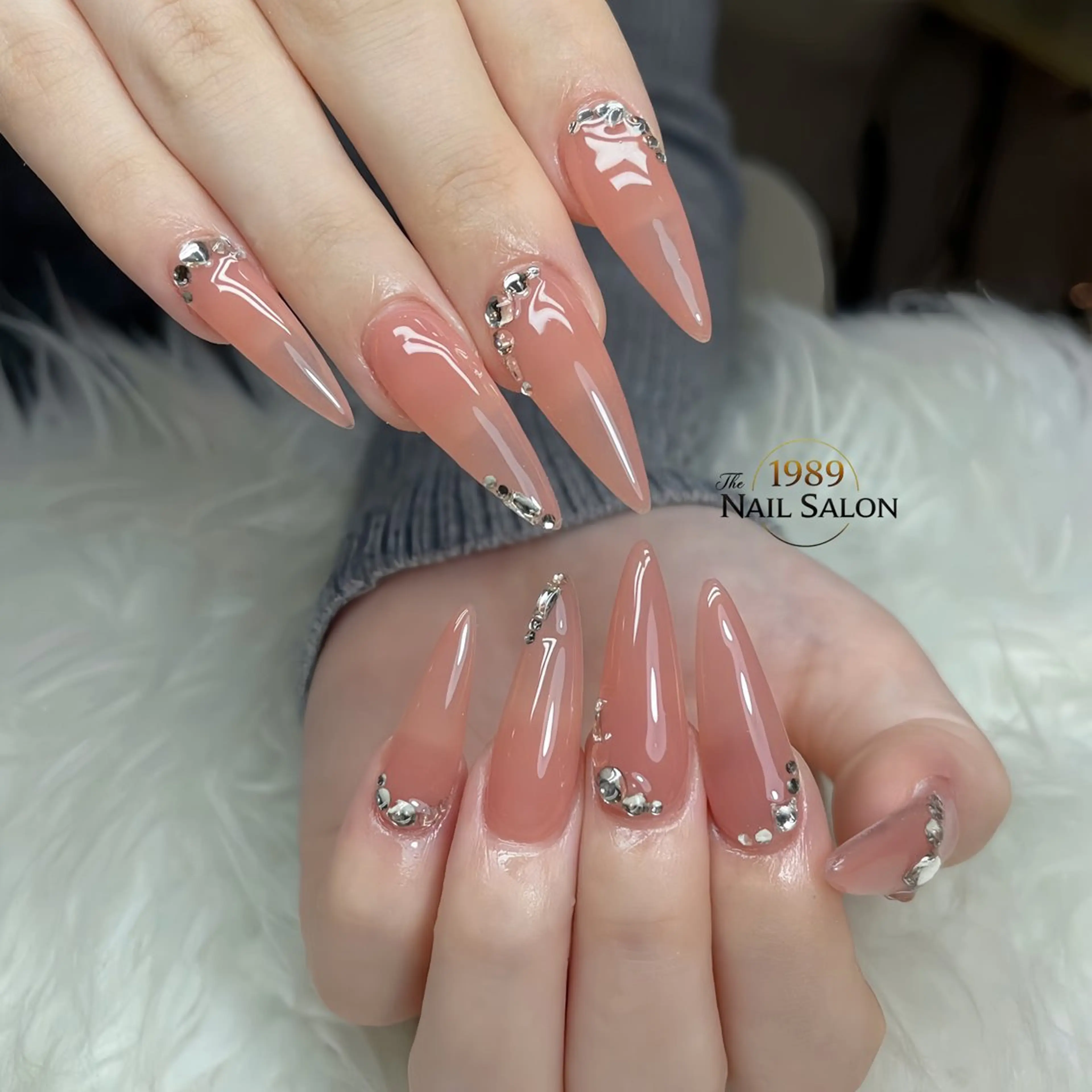 ネイル ストーンネイル ハンドネイル The 1989 Nail Salonのネイルデザイン