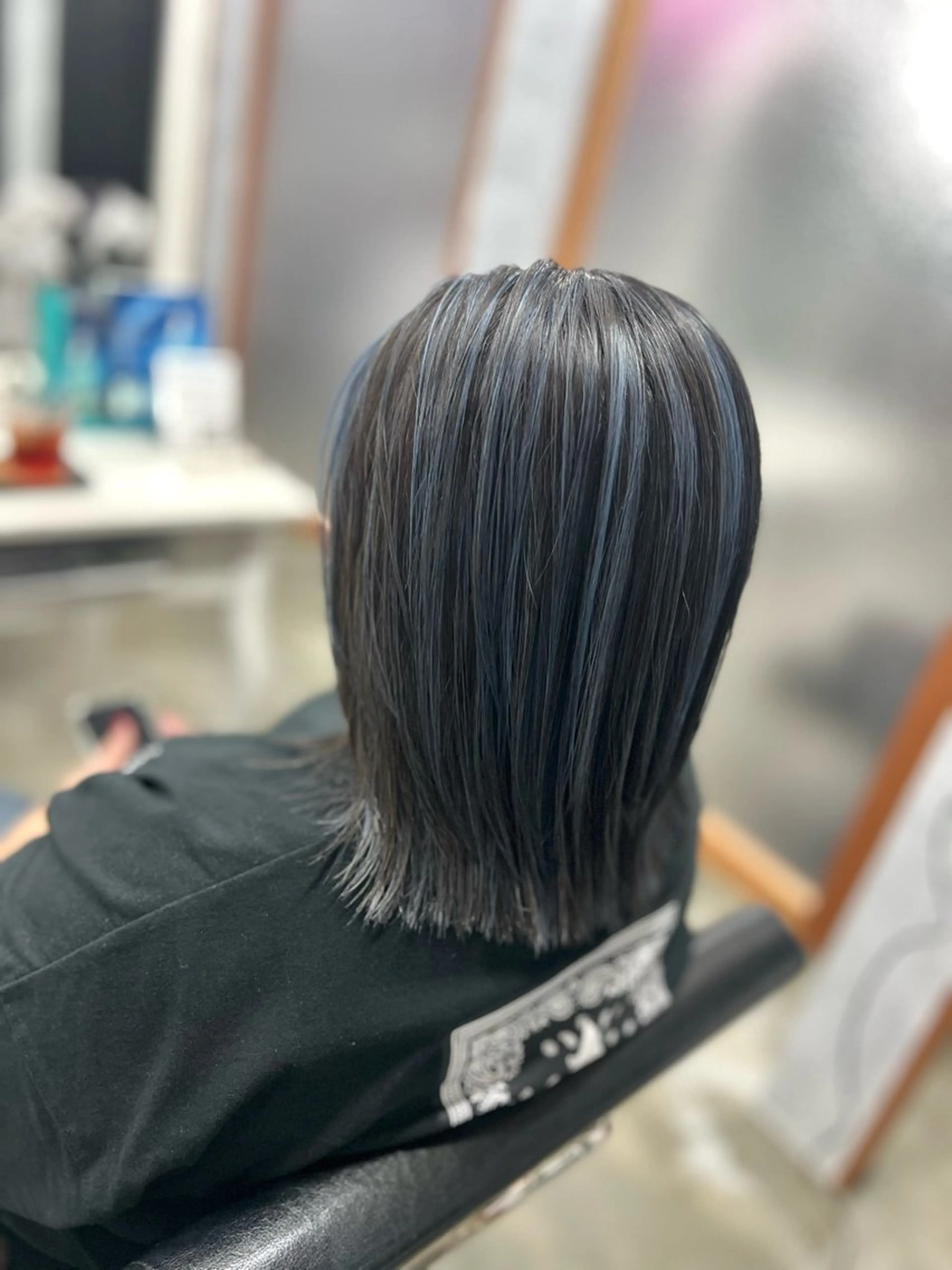 ミディアム カラー ブリーチ ブルーカラー ハイライトカラー ネイビーカラー ハイライト ヘアカラー Style Tのヘアスタイル