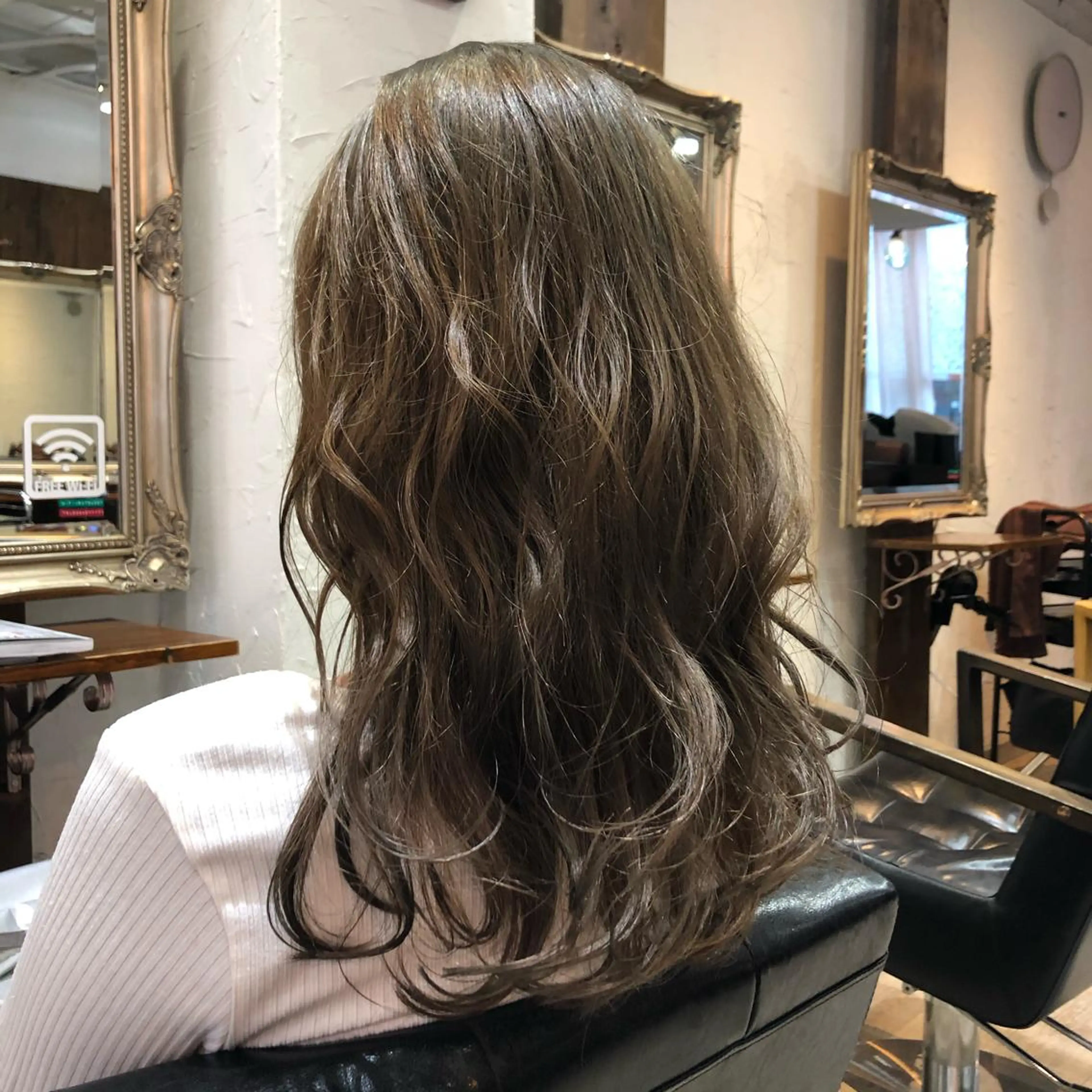 セミロング ヘアカラー あずまぐち めぐみのヘアスタイル