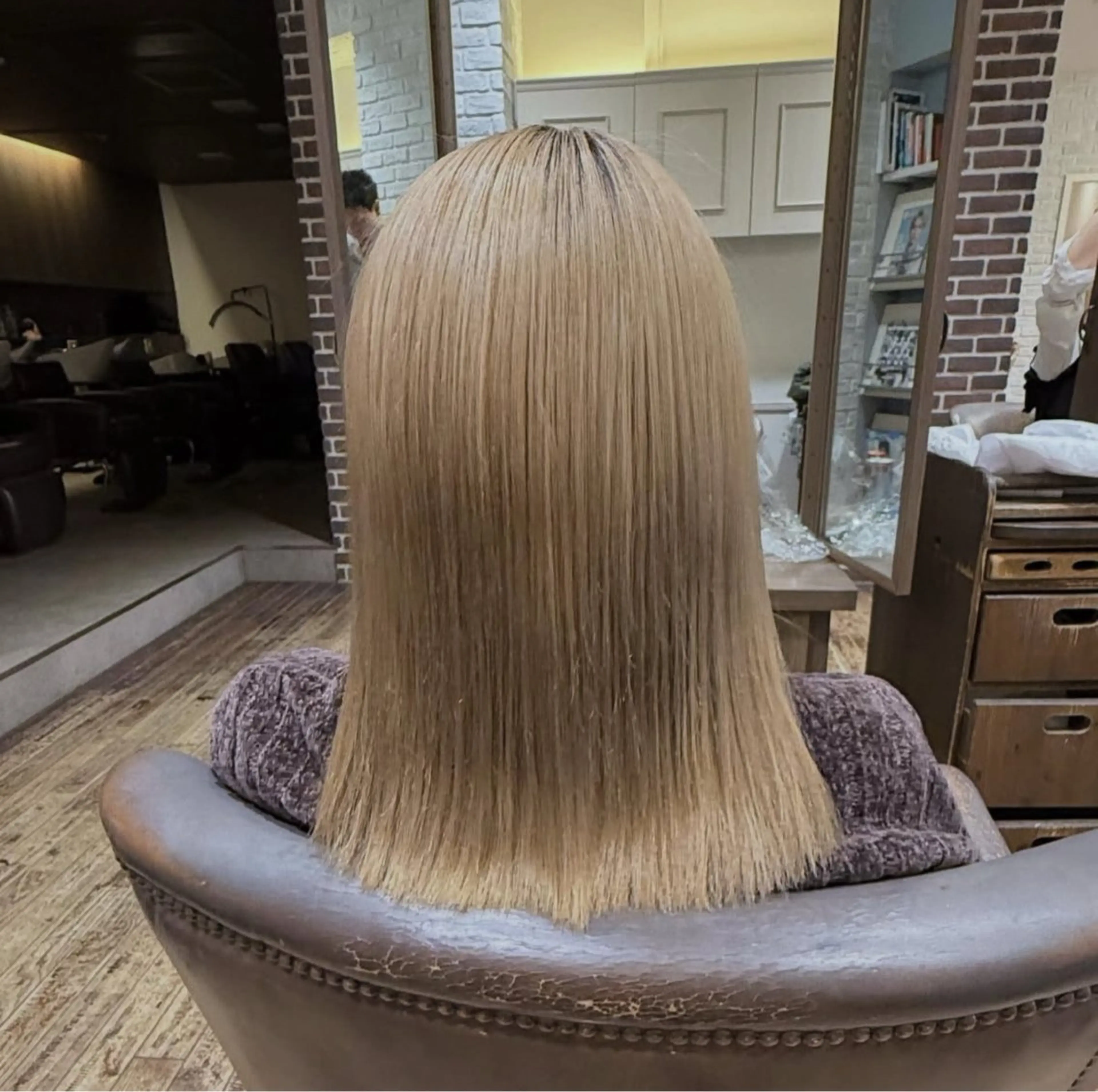 ミディアム ｢韓国風カラー ｣サナのヘアスタイル