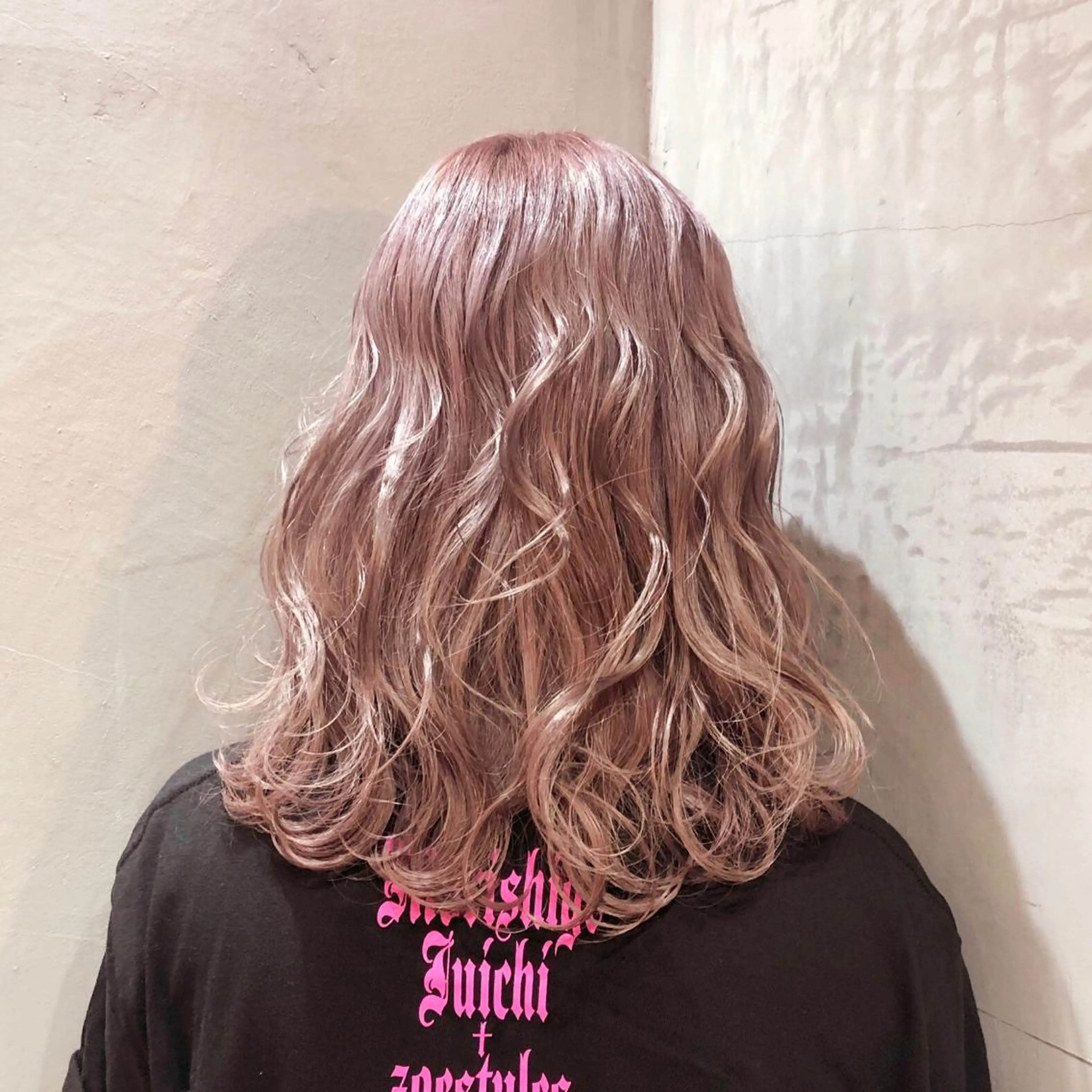 ミディアム カラー ブリーチ ピンクカラー 櫻井 愛弓のヘアスタイル