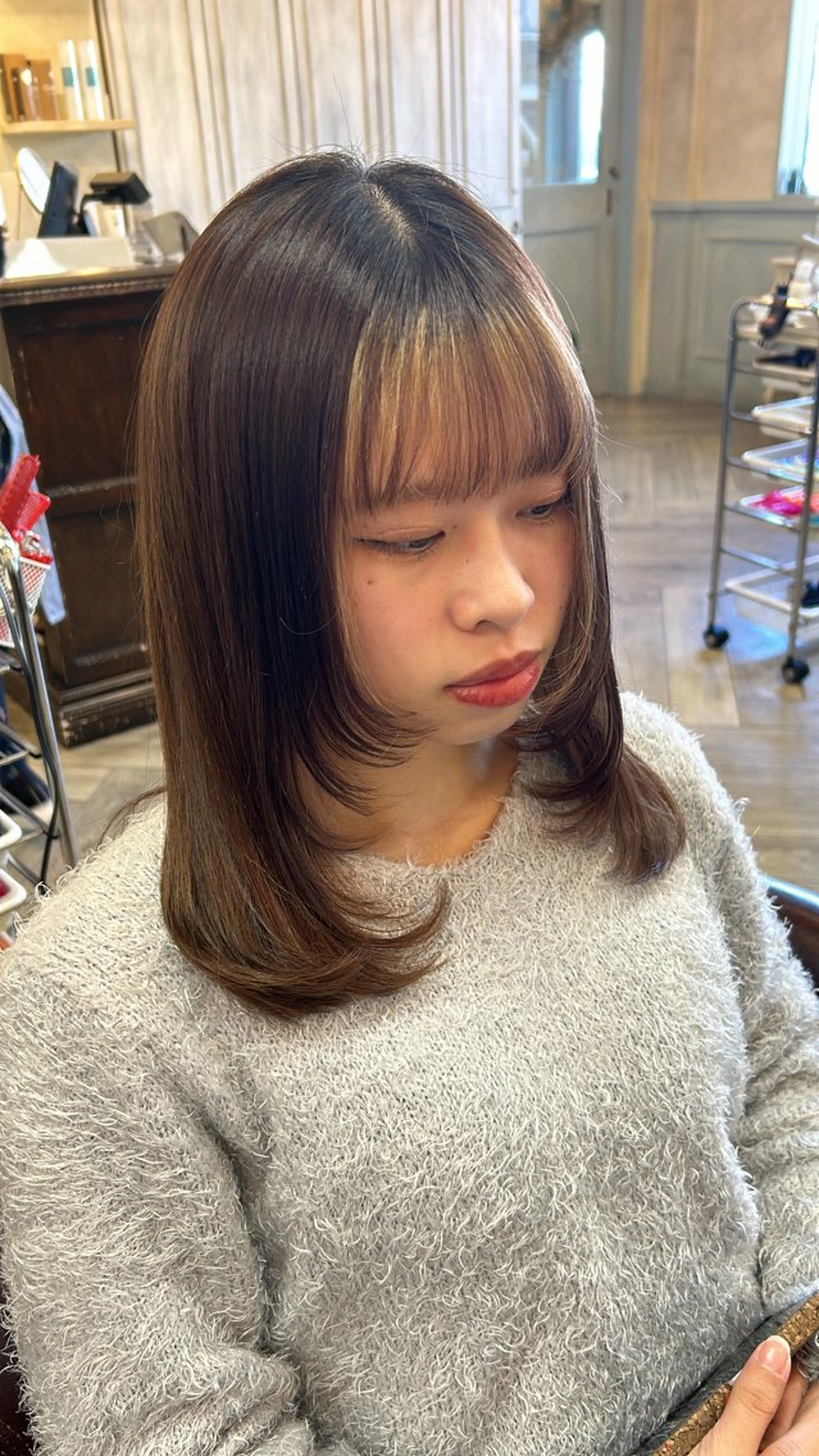 ミディアム カット アオバ / ハイトーンカラーのヘアスタイル