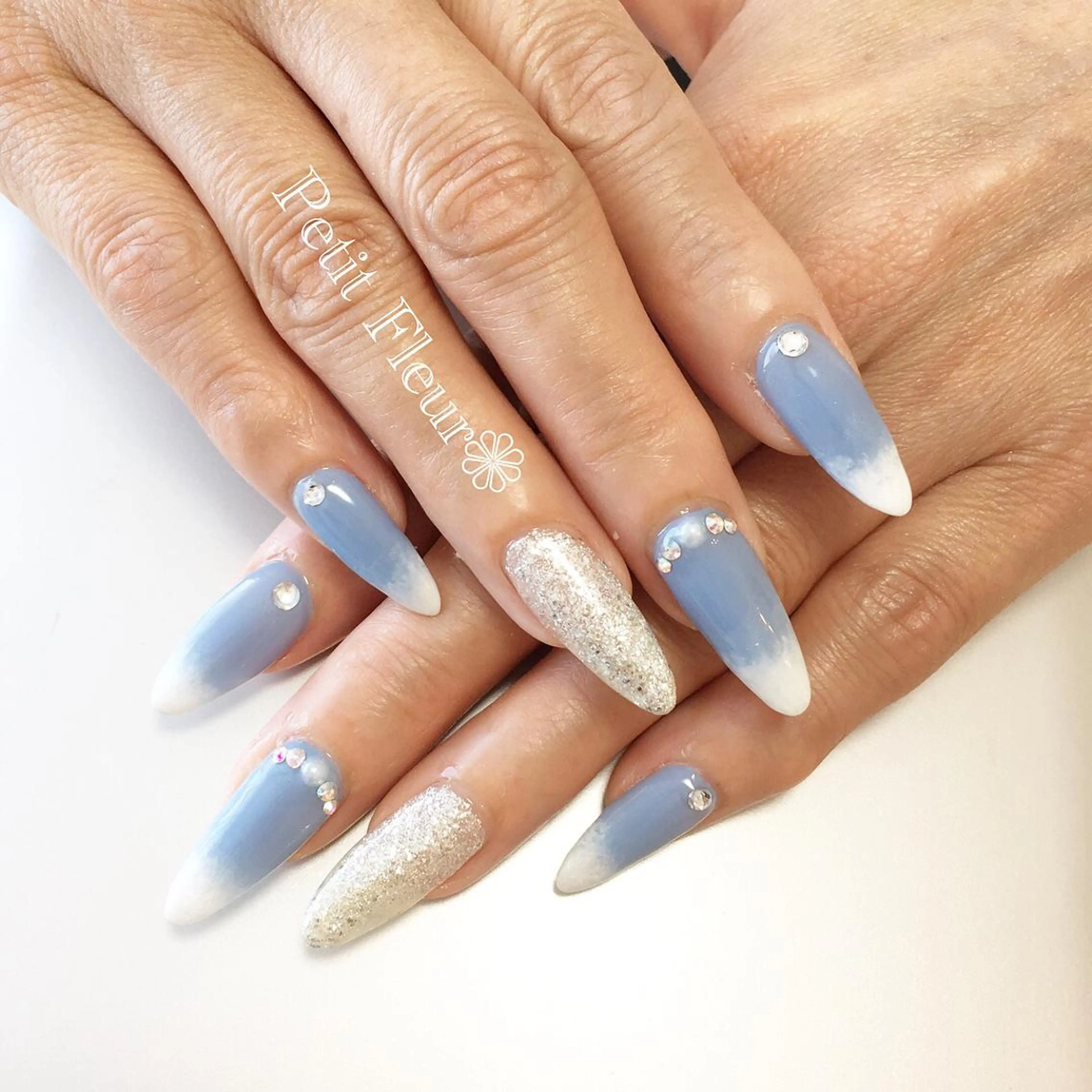 ネイル ブルー グラデーション ラメ(グリッター) ロングネイル ホワイト 青柳 亜梨奈のマツエク・マツパデザイン