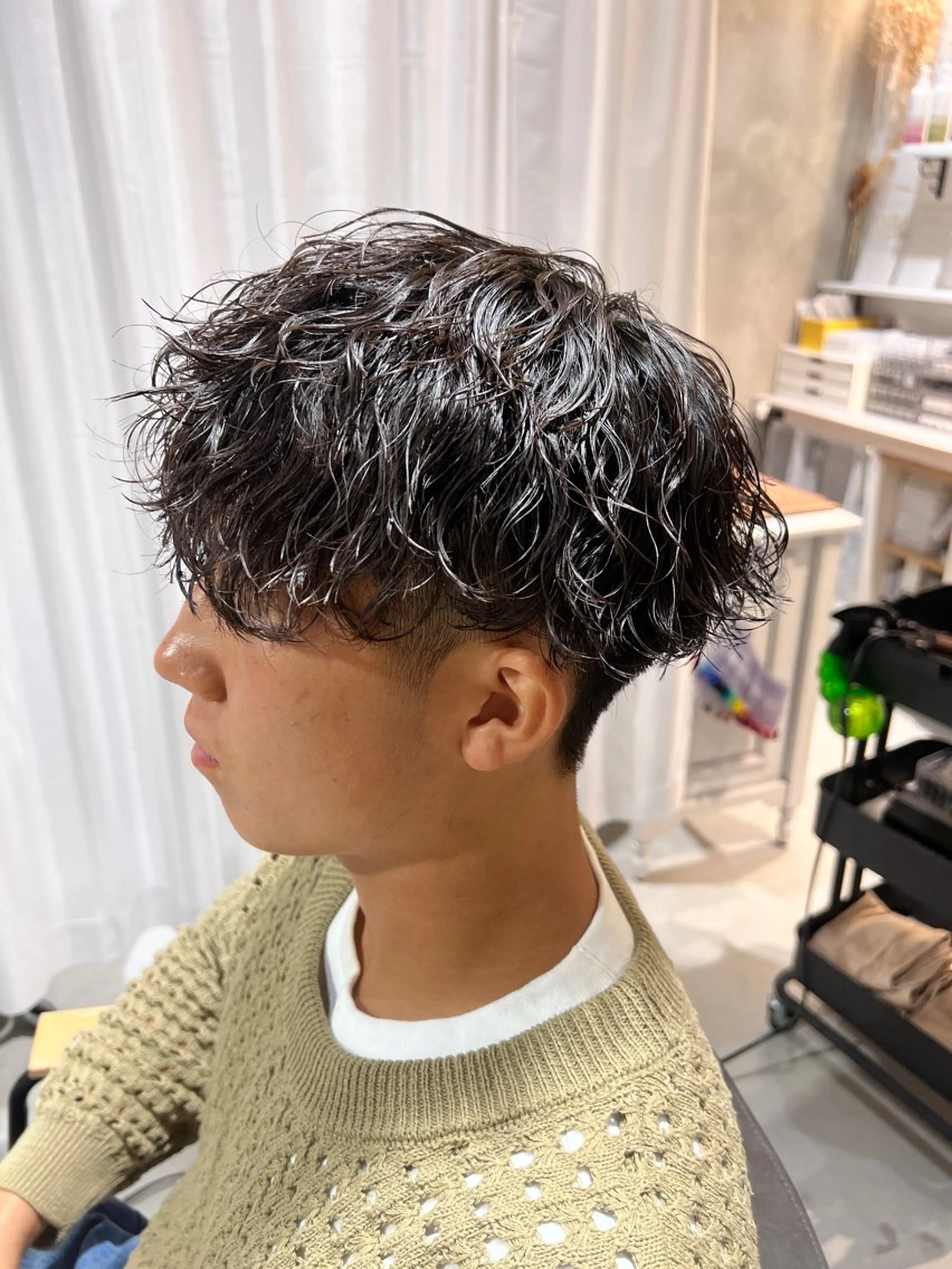 ミディアム パーマ メンズ ミディアムパーマ メンズパーマ 波巻きパーマ カット パーマ メンズカットパーマ ✂️ JOYAのヘアスタイル