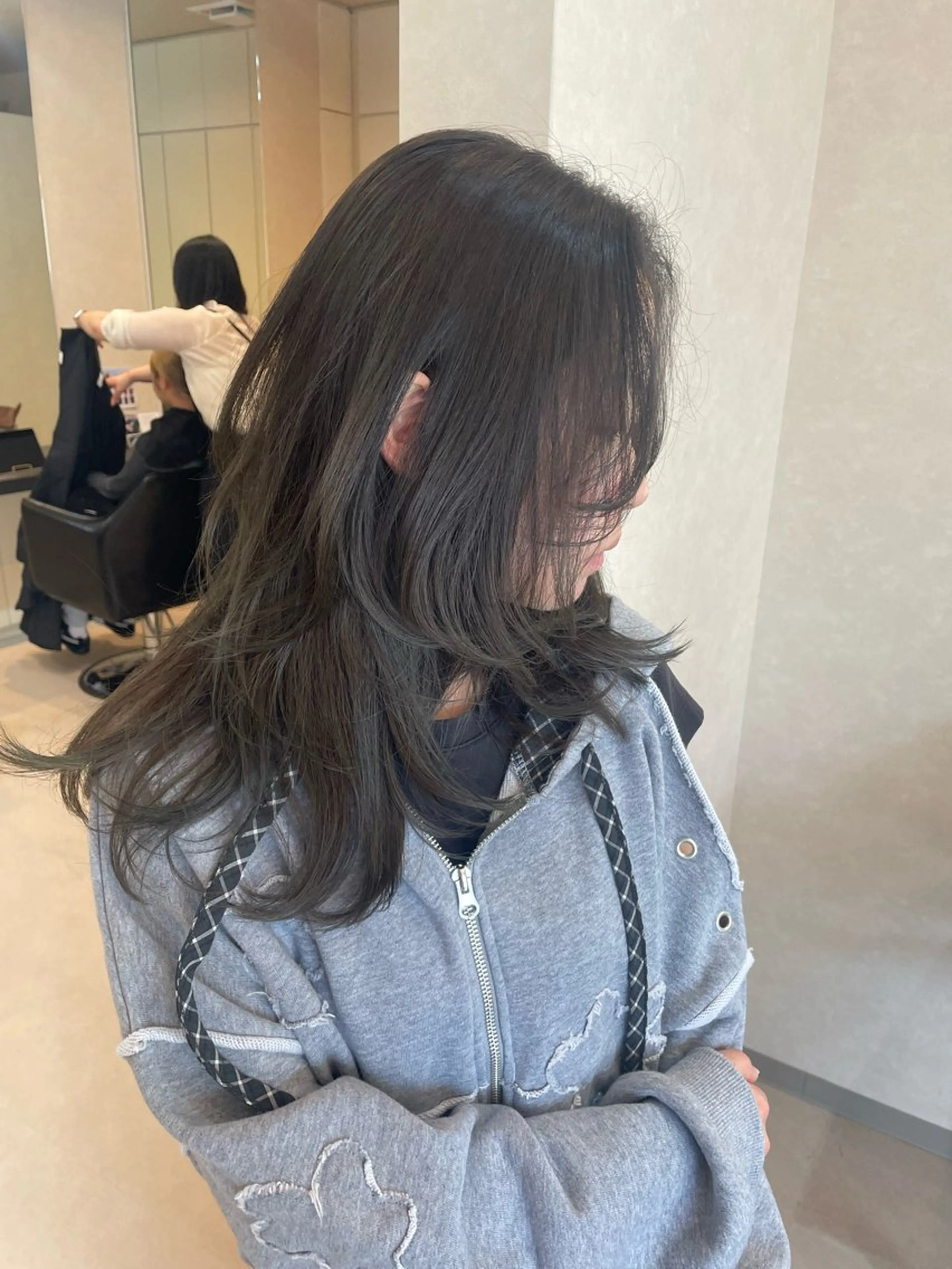 ロング カラー グレージュ オリーブグレージュ オリーブグレー ハッシュカット カット ヘアカラー トリートメント YUI/ ブリーチカラー🌷のヘアスタイル