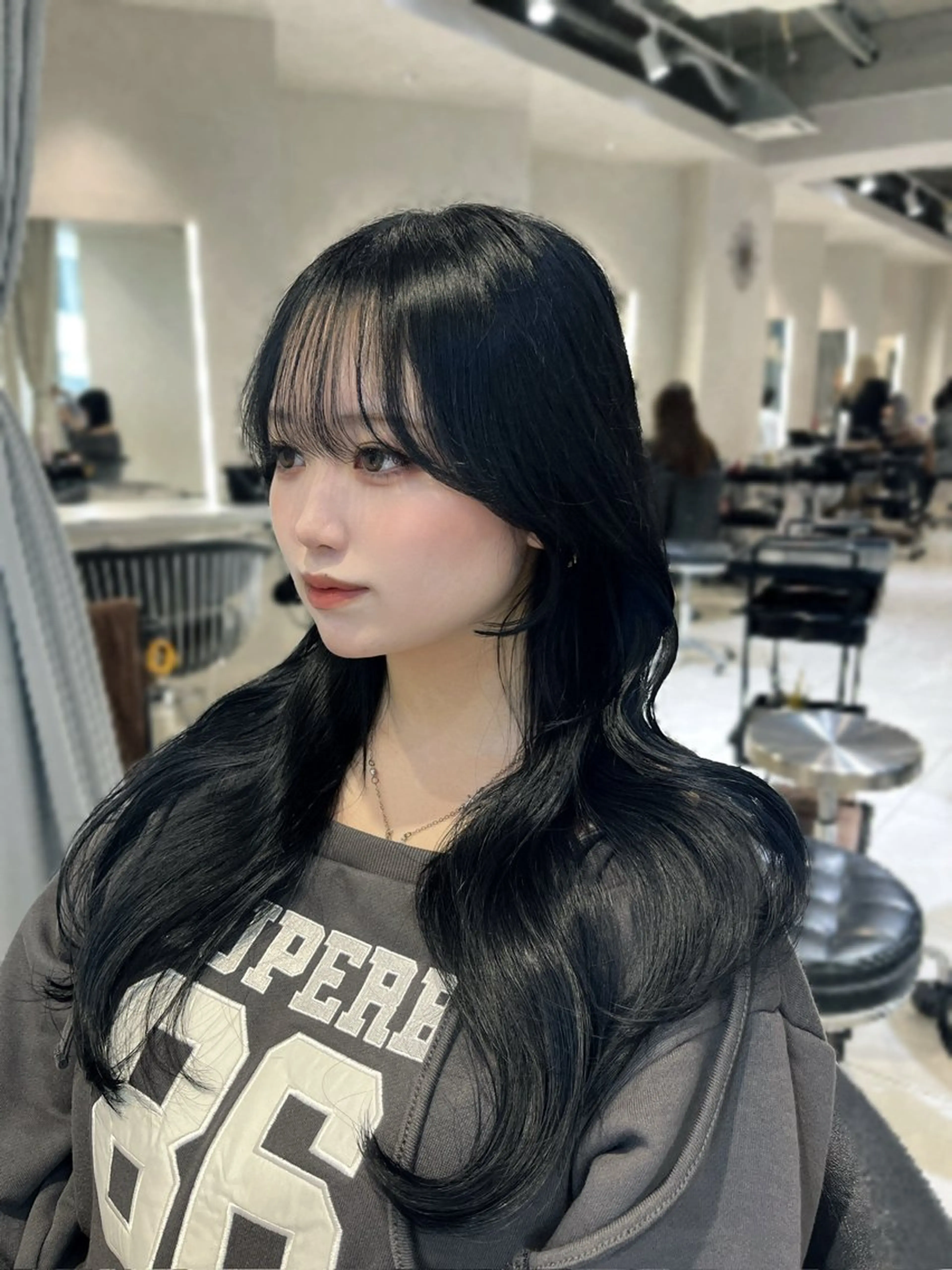 ロング カラー 黒髪 ブルーカラー ブルーブラック 透明感カラー 韓国風ヘア カット ヘアカラー トリートメント 韓国レイヤー×モテ髪 /MITSUKI🤍のヘアスタイル