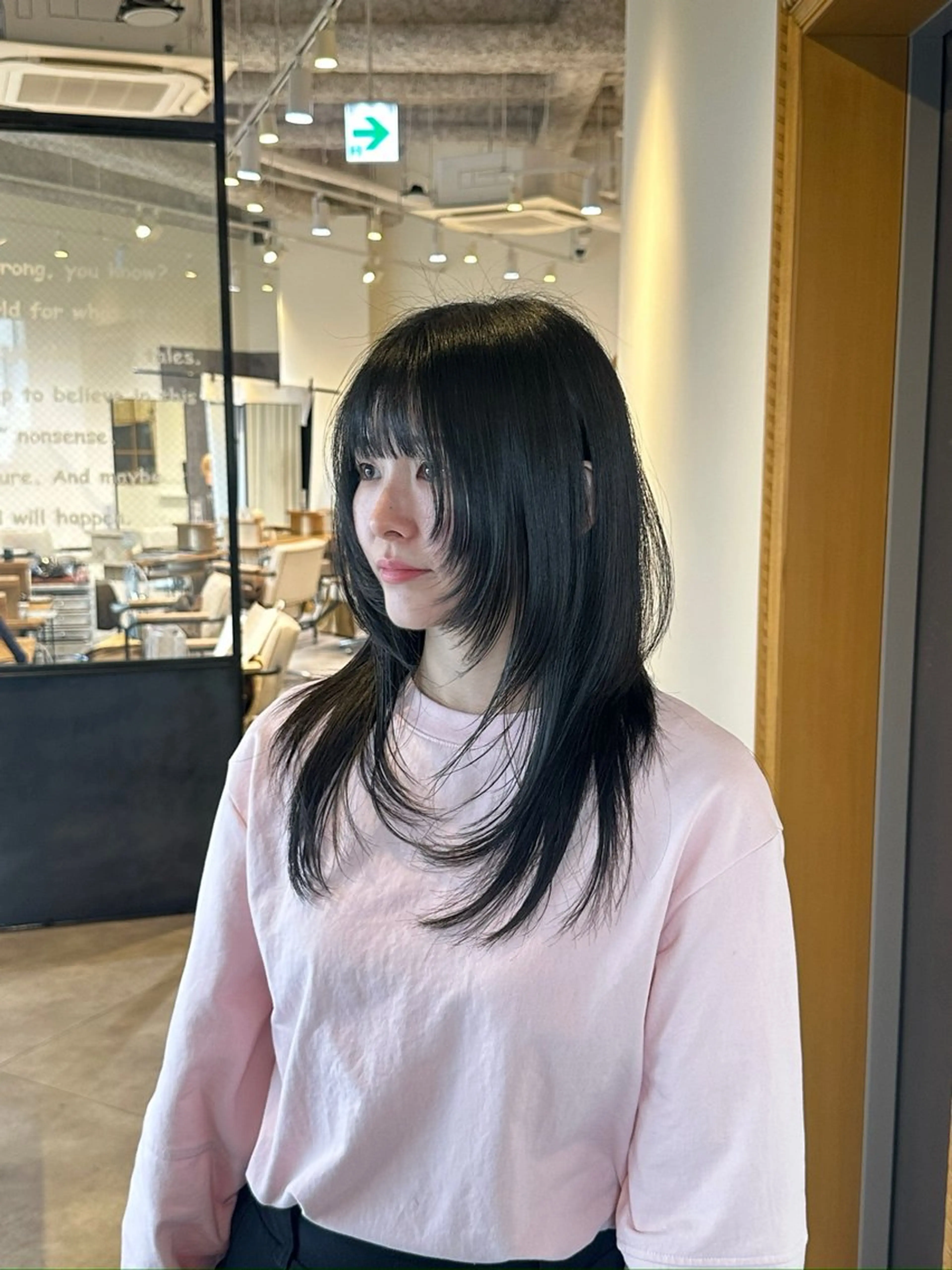 ミディアム ボブ くびれヘア 顔まわりレイヤー 顔周りカット ハッシュカット カット トリートメント 大阪ウルフカット ハッシュカットのヘアスタイル