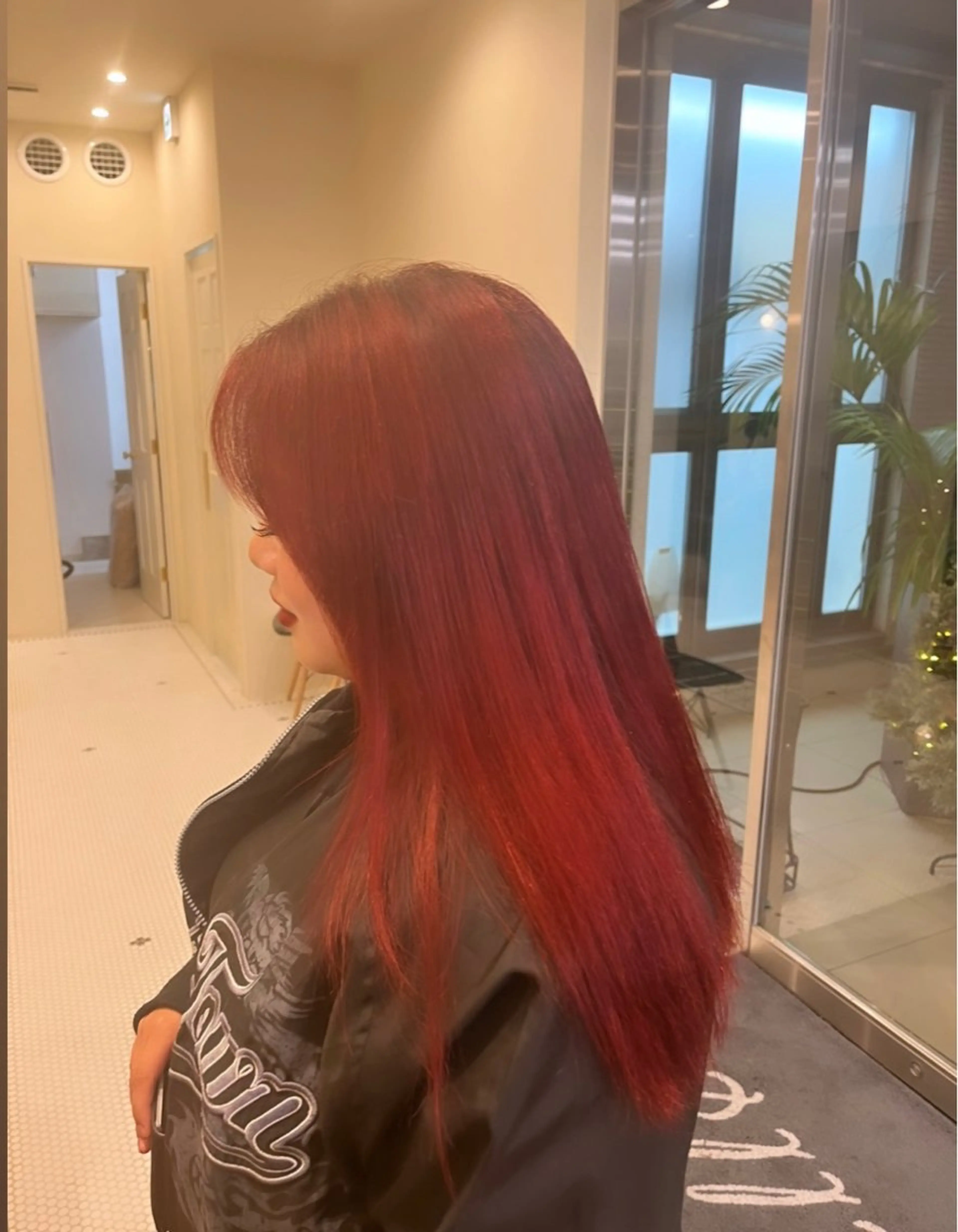 ロング カラー レッドカラー ヘアカラー トリートメント りく レイヤーカット ケアブリーチのヘアスタイル