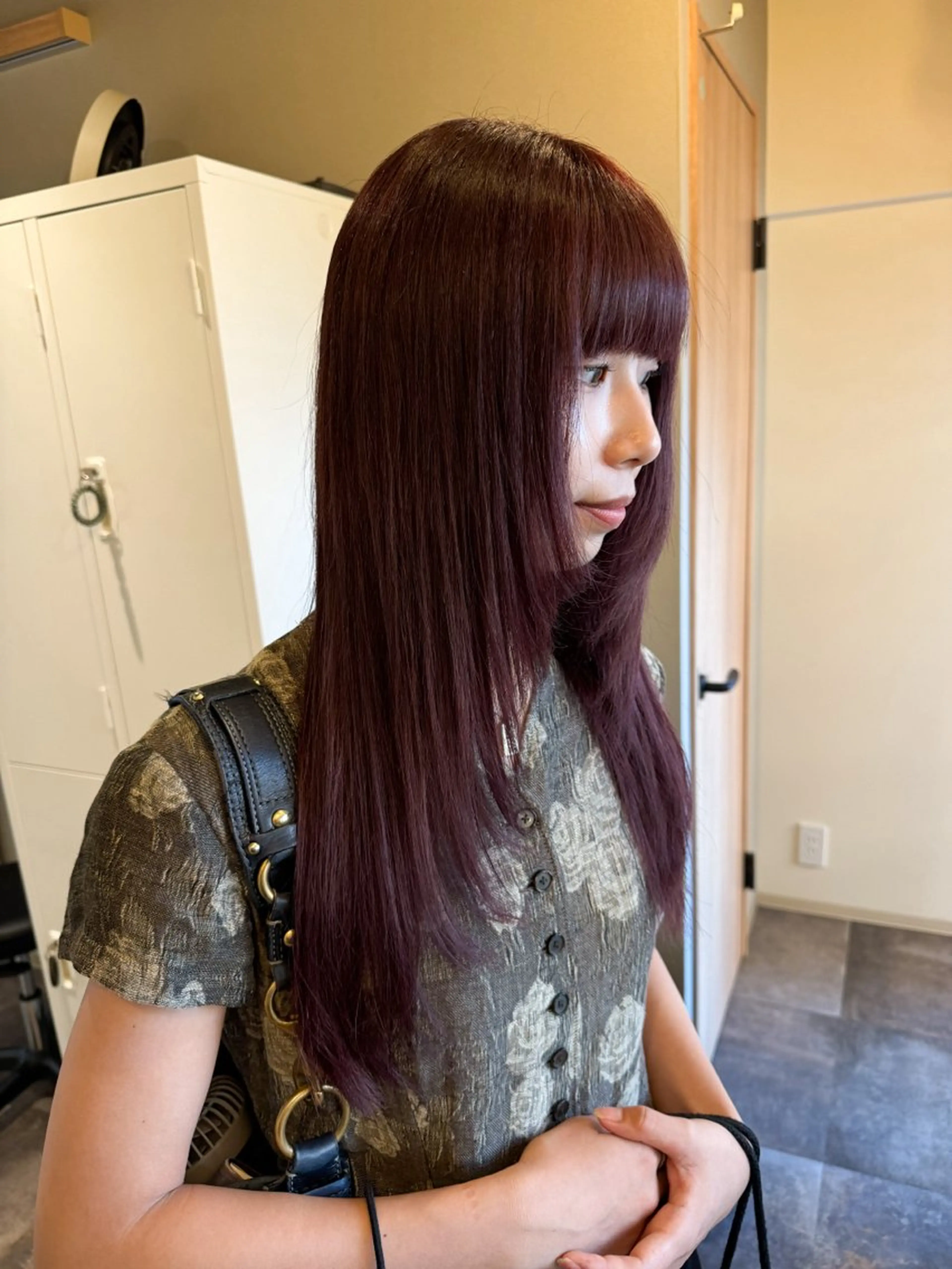 ロング カラー ボルドーカラー レイヤーカット ヘアカラー トリートメント ヘアセット ハルカ/透け感カラー /顔周りレイヤーのヘアスタイル