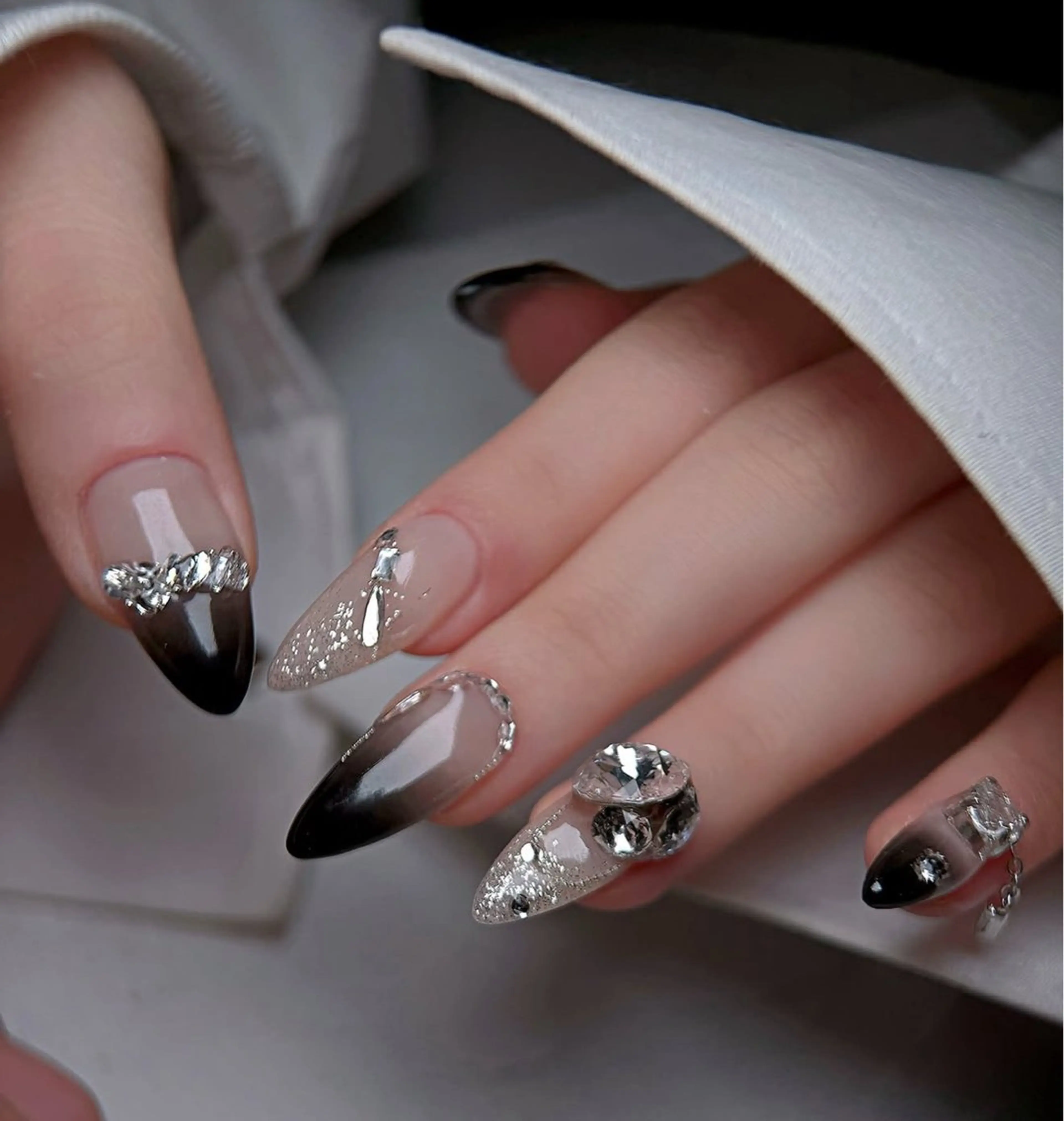 ネイル キラキラネイル マグネットネイル ミラーネイル ニュアンスネイル 春ネイル ハンドネイル Lyna 池袋のネイルデザイン