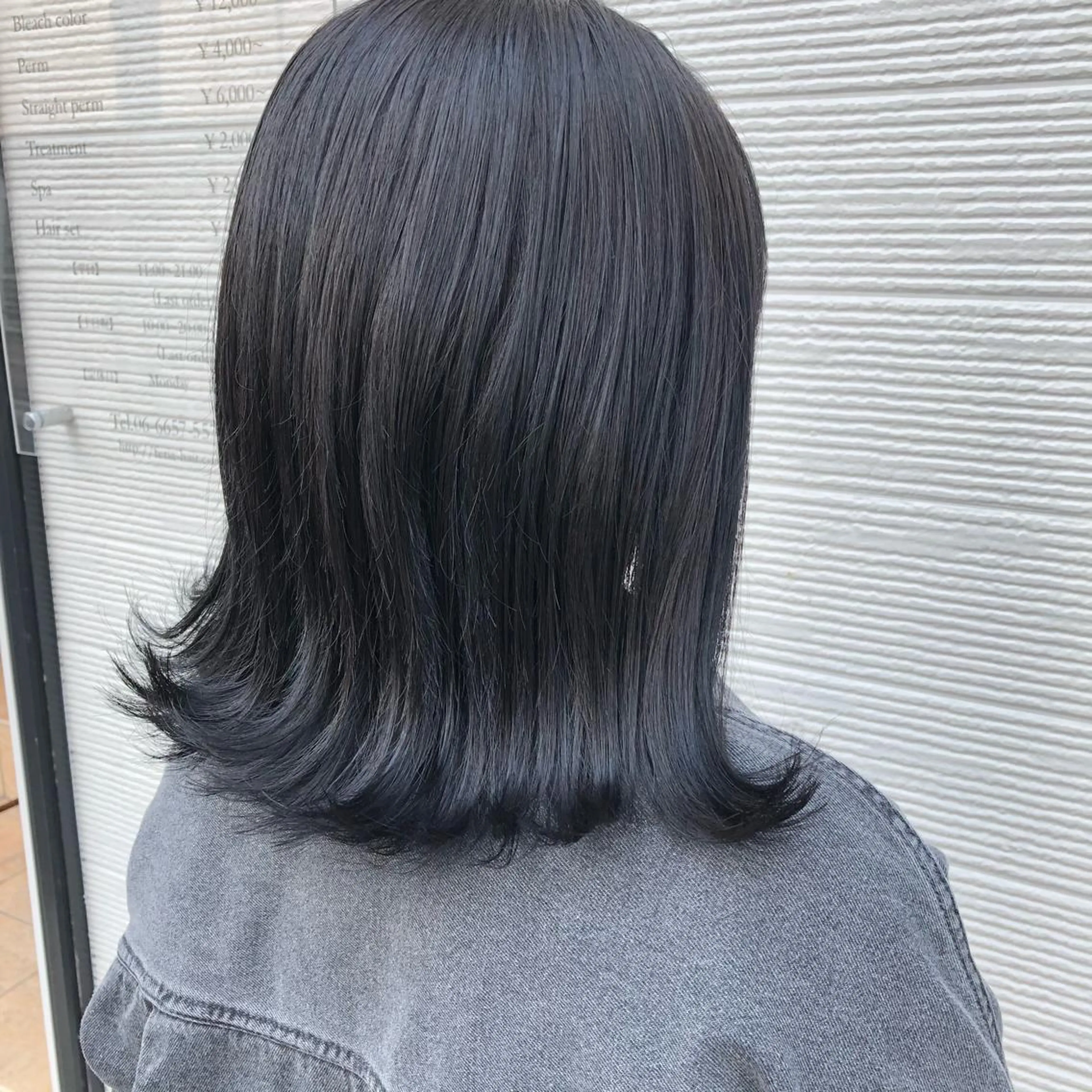 ミディアム カラー 黒髪 ブルーカラー ブルーブラック 透明感カラー ，comma momoka🪄のヘアスタイル