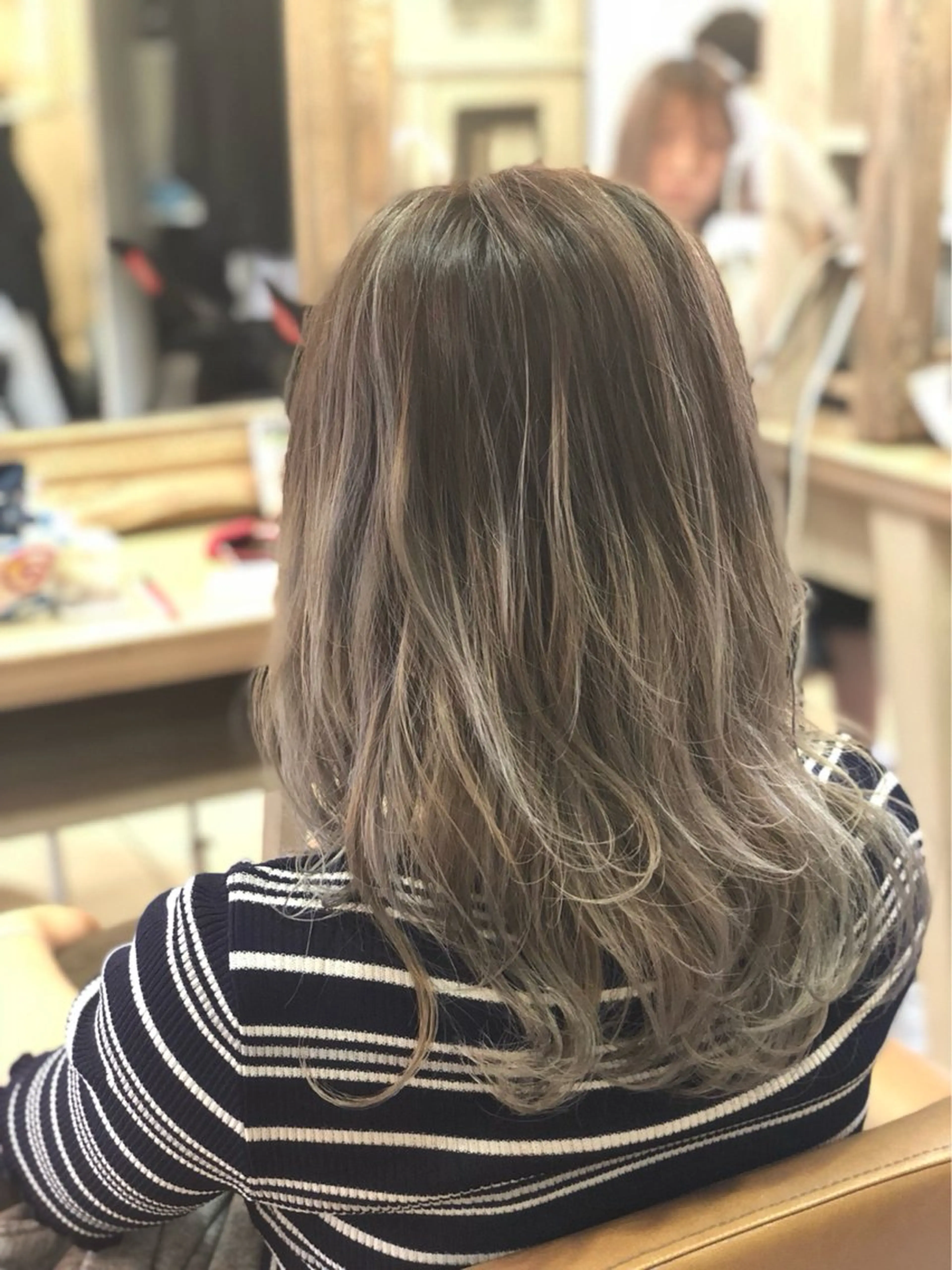 ロング レイヤーカット amie by afloatのヘアスタイル