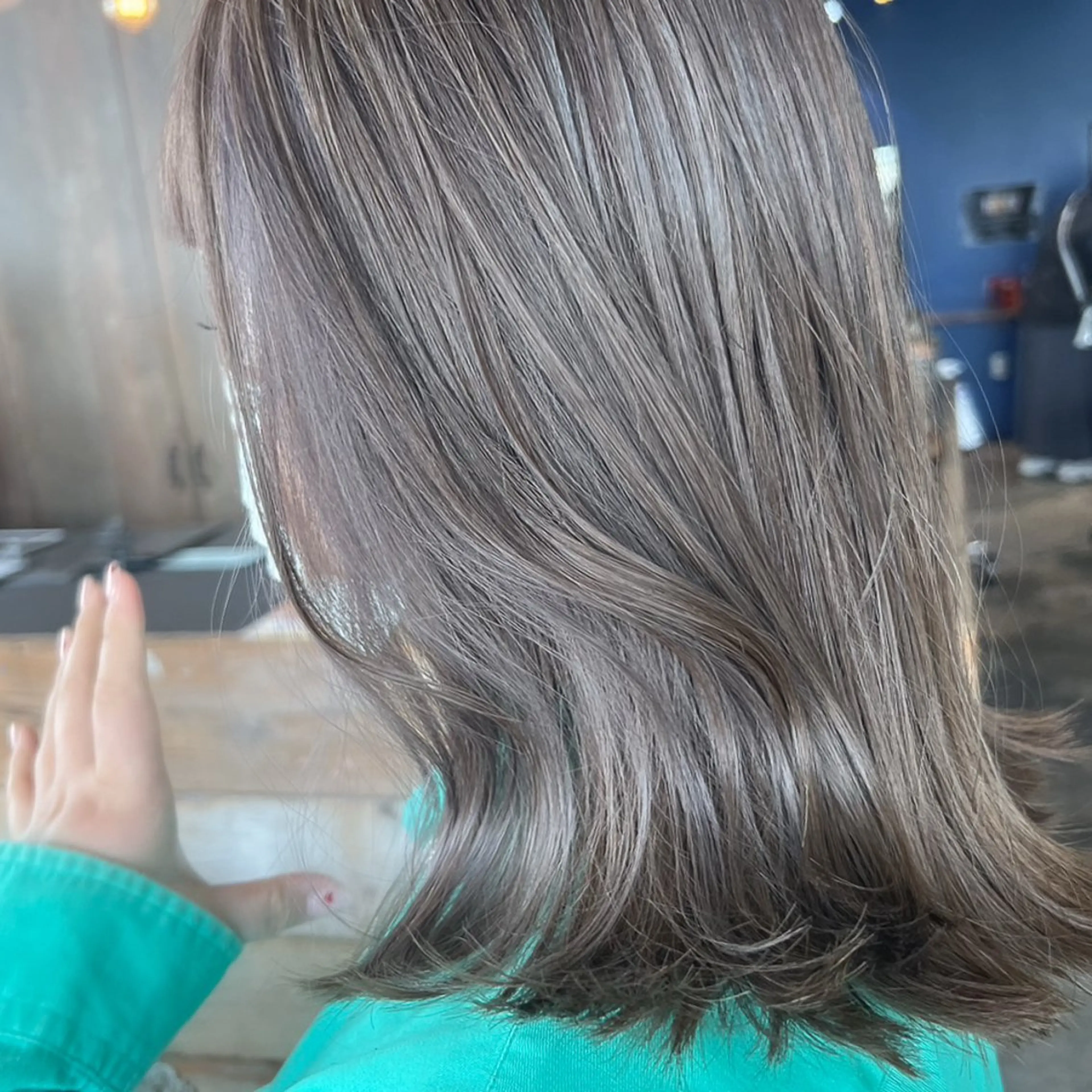 ミディアム カラー 岸下 理緒のヘアスタイル