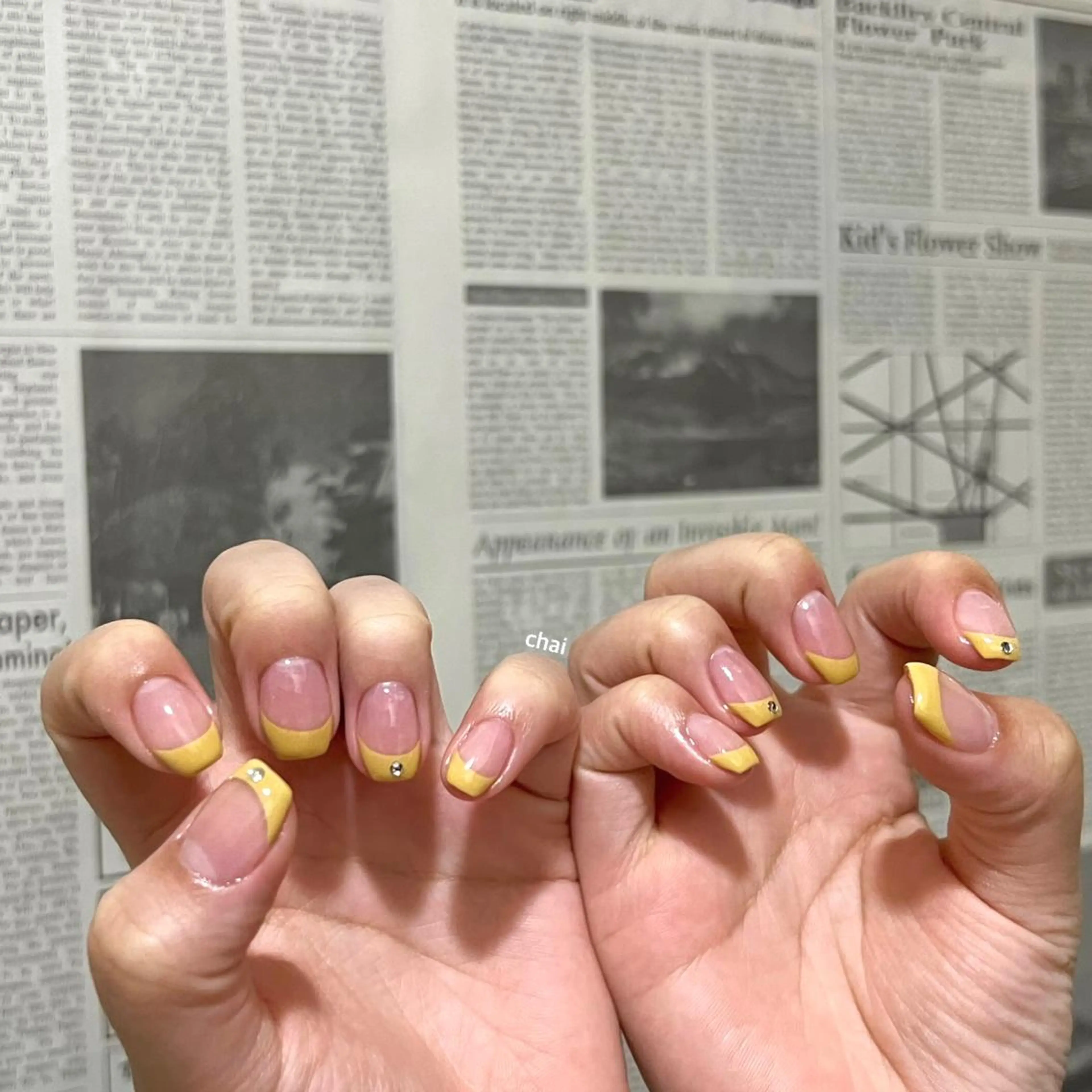ネイル フレンチネイル ストーンネイル 黄色 ハンドネイル 💅chainail _aiのネイルデザイン